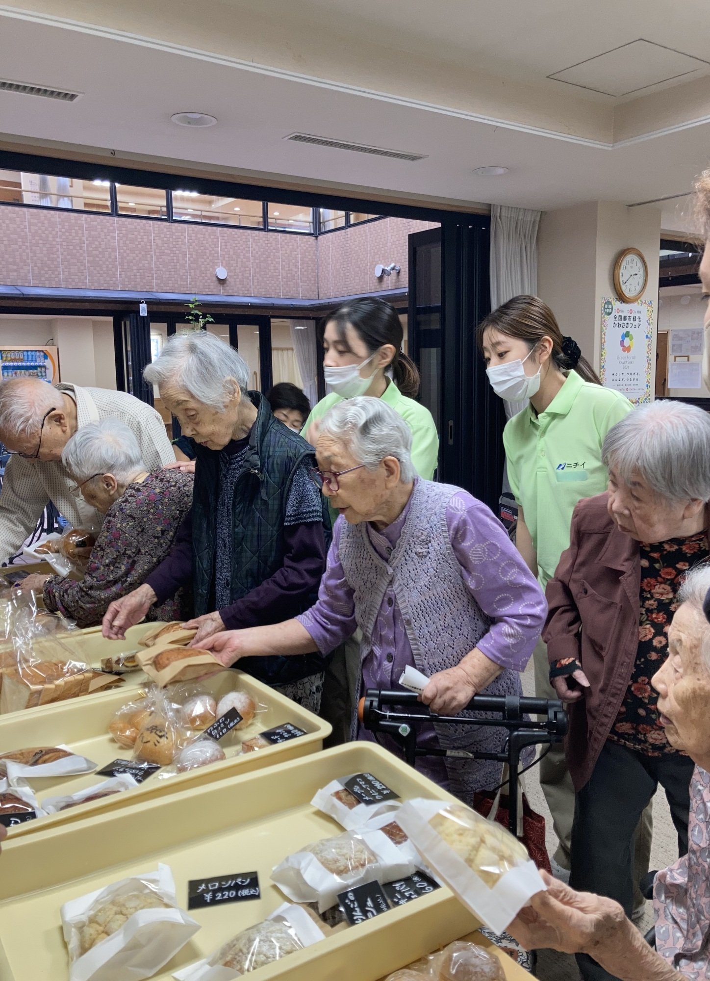 出張パン屋さんがやってきた-1　ニチイホーム登戸
