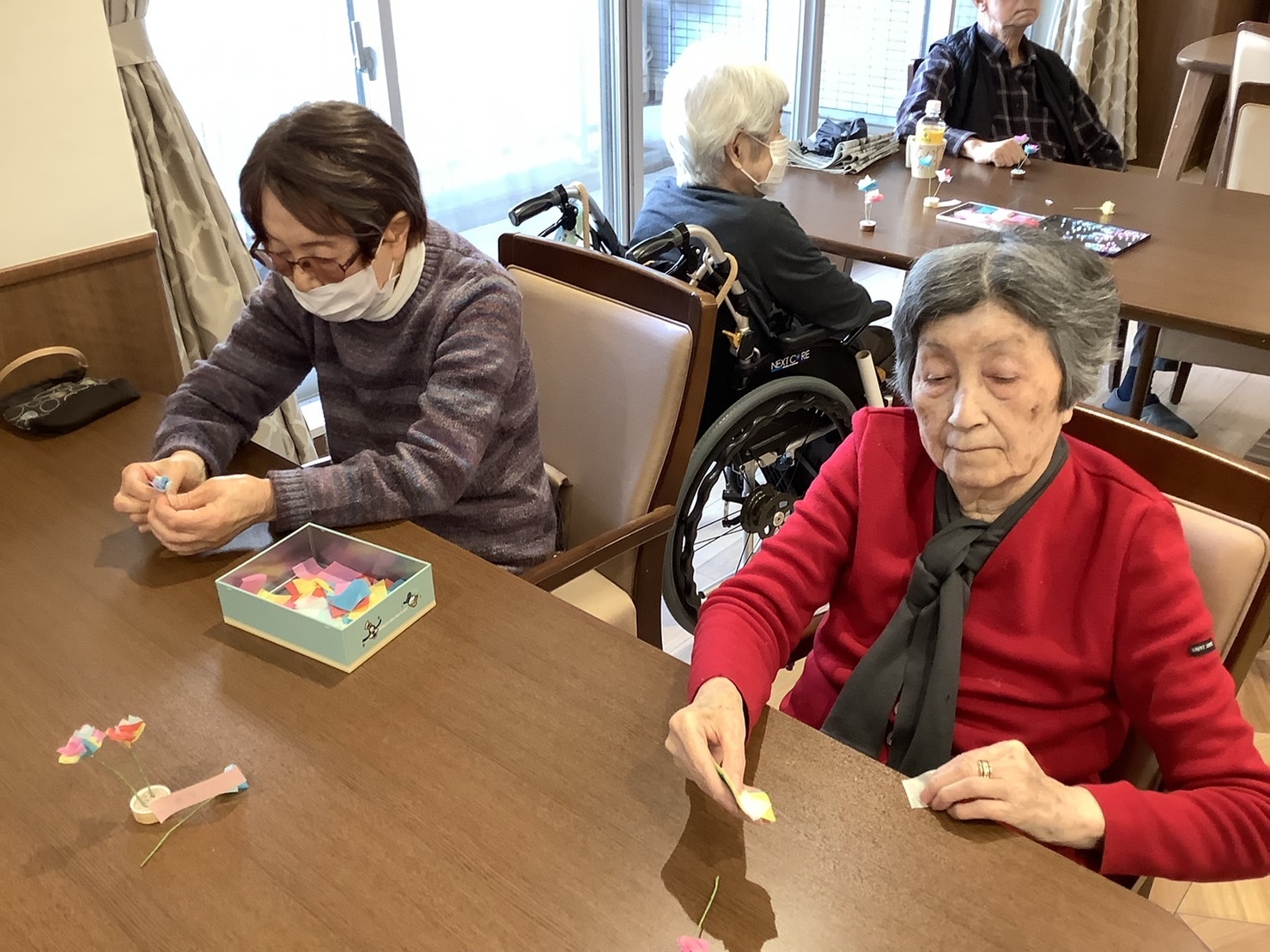 ペーパーフラワー作り-2　ニチイホーム鷺ノ宮