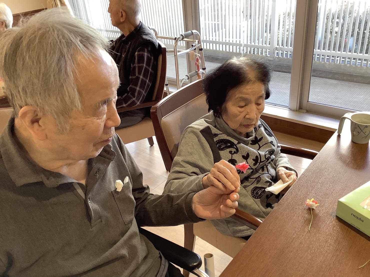 ペーパーフラワー作り-3　ニチイホーム鷺ノ宮