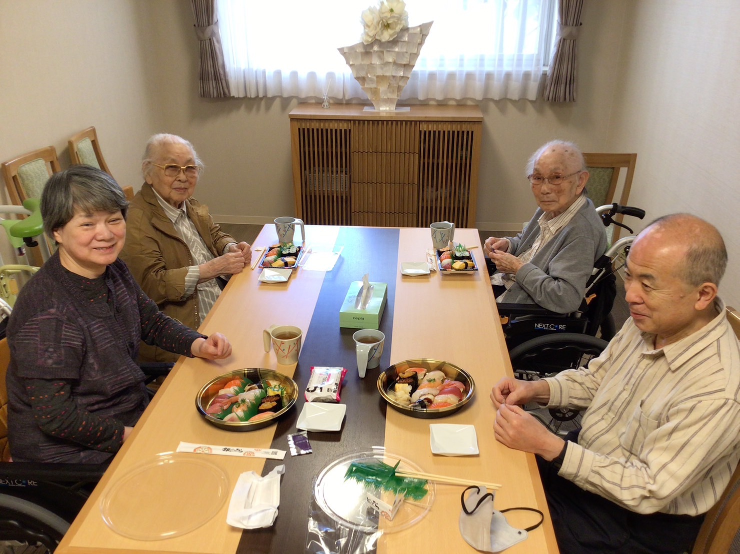 出前のお寿司を堪能-1　ニチイホーム鷺ノ宮