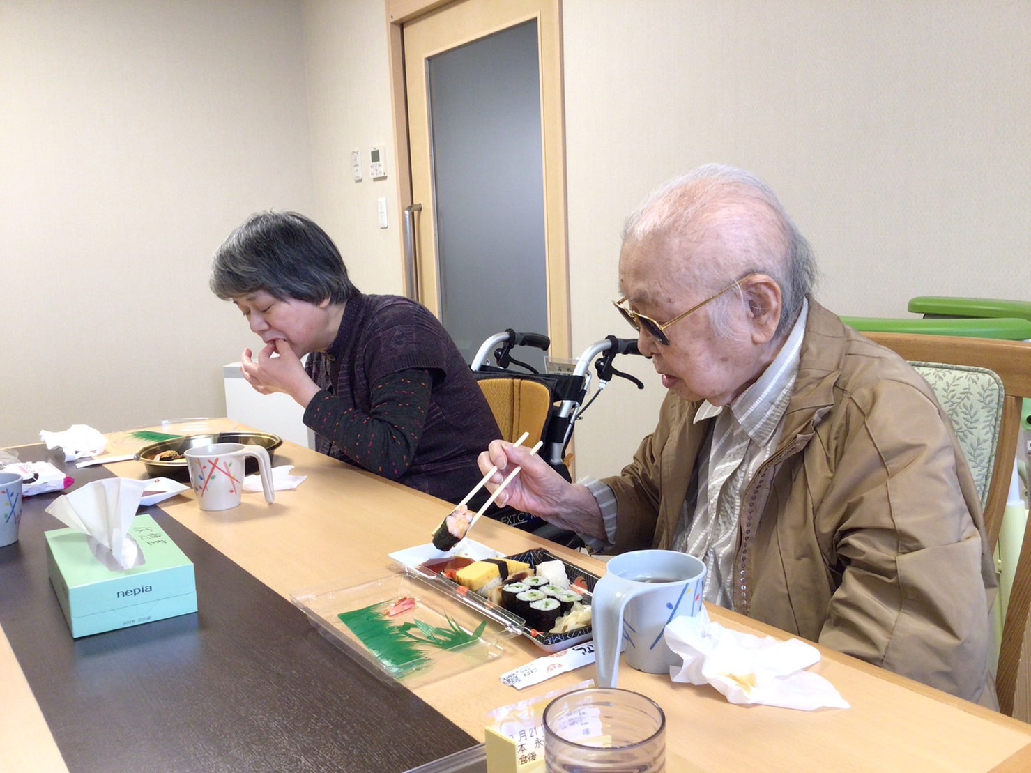 出前のお寿司を堪能-2　ニチイホーム鷺ノ宮