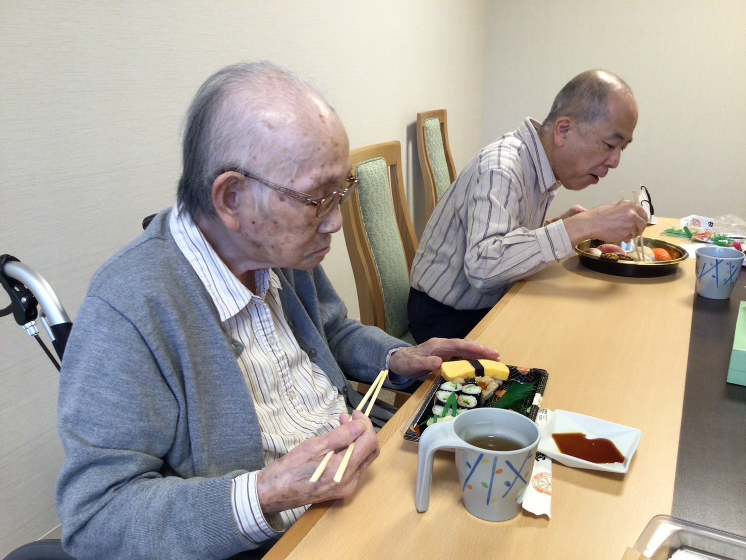 出前のお寿司を堪能-3　ニチイホーム鷺ノ宮