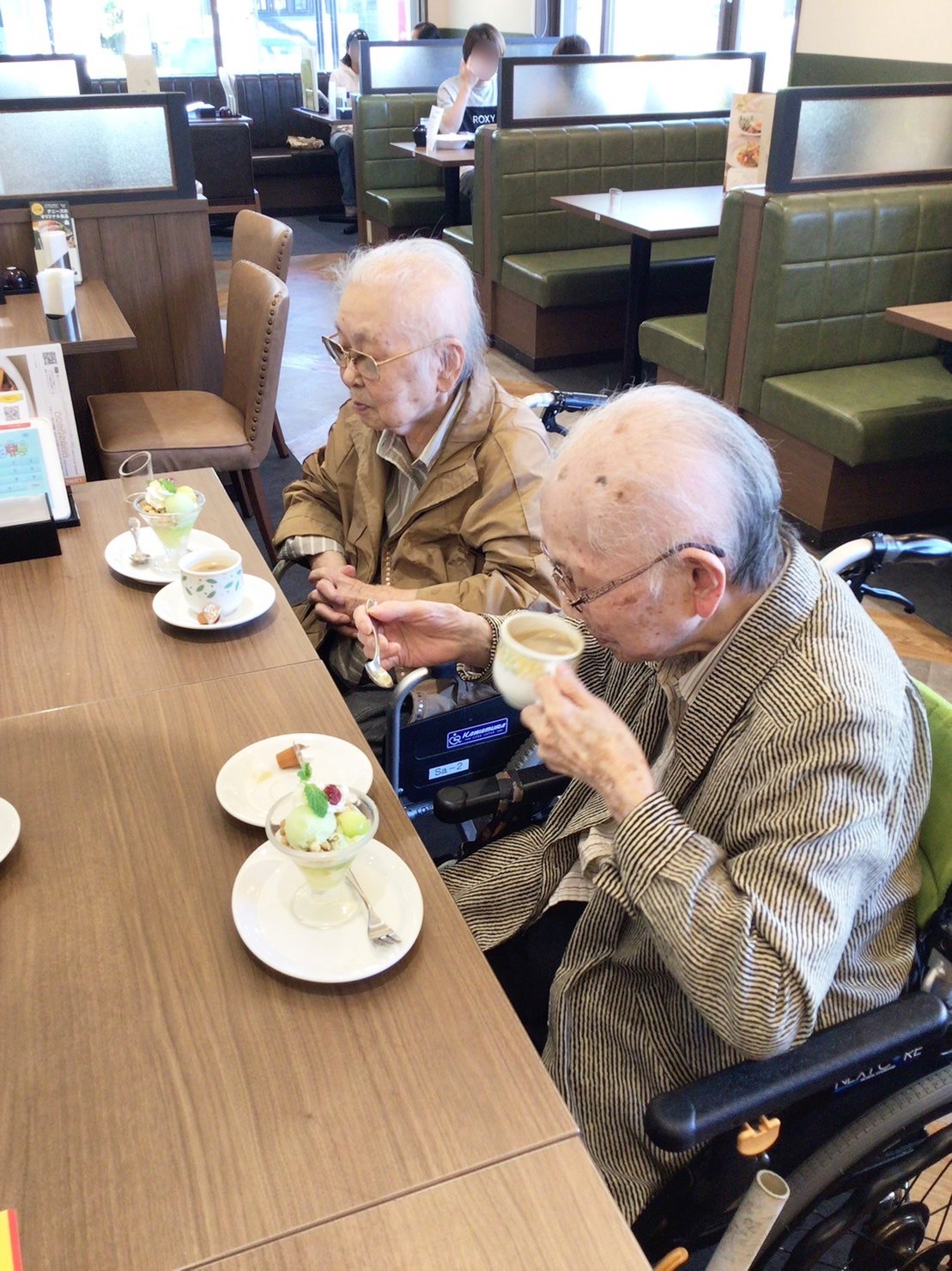 ファミレスでお茶の時間-2　ニチイホーム鷺ノ宮
