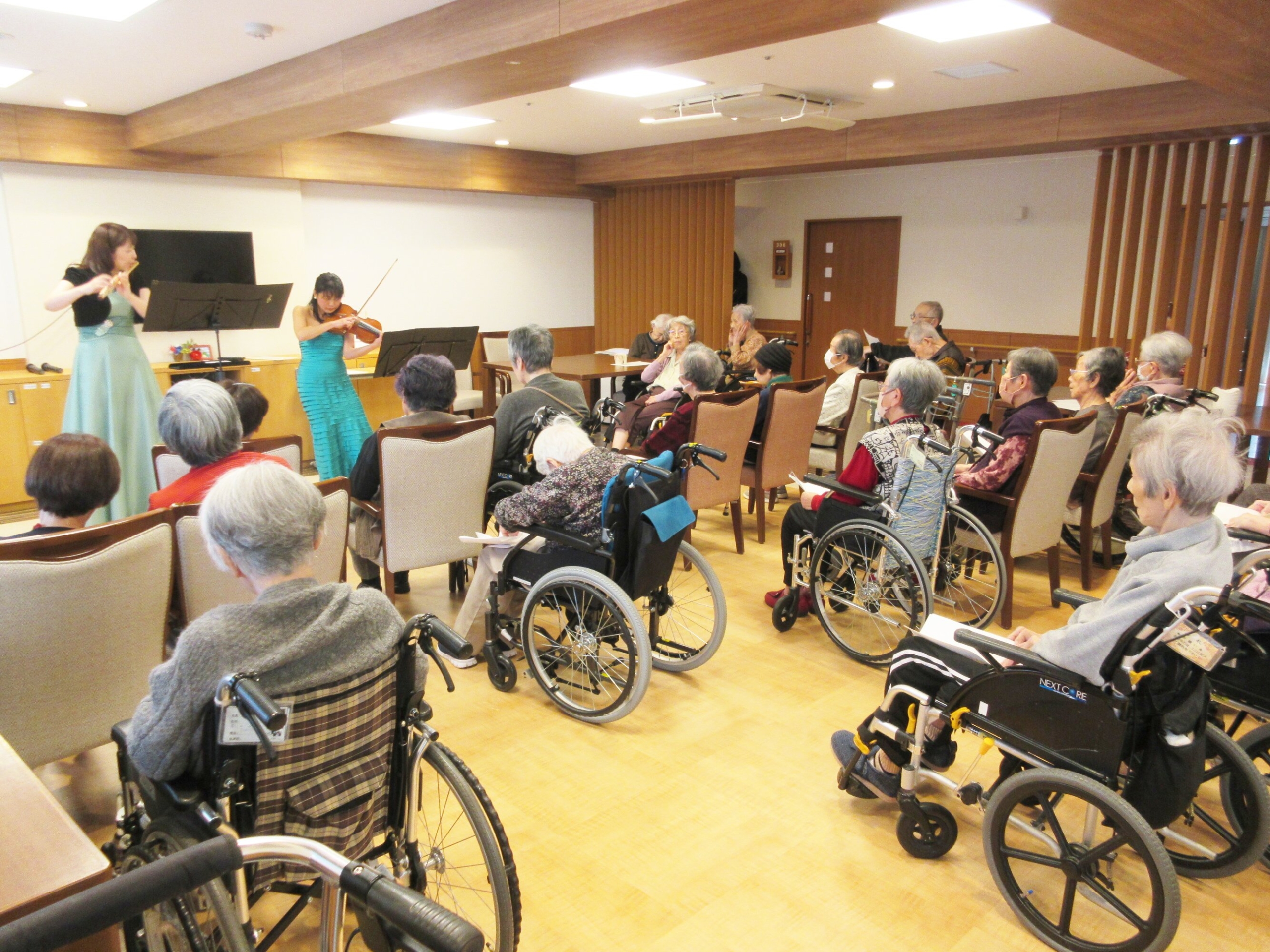 今月の演奏会　フルート・バイオリン-2　ニチイホーム朝霞