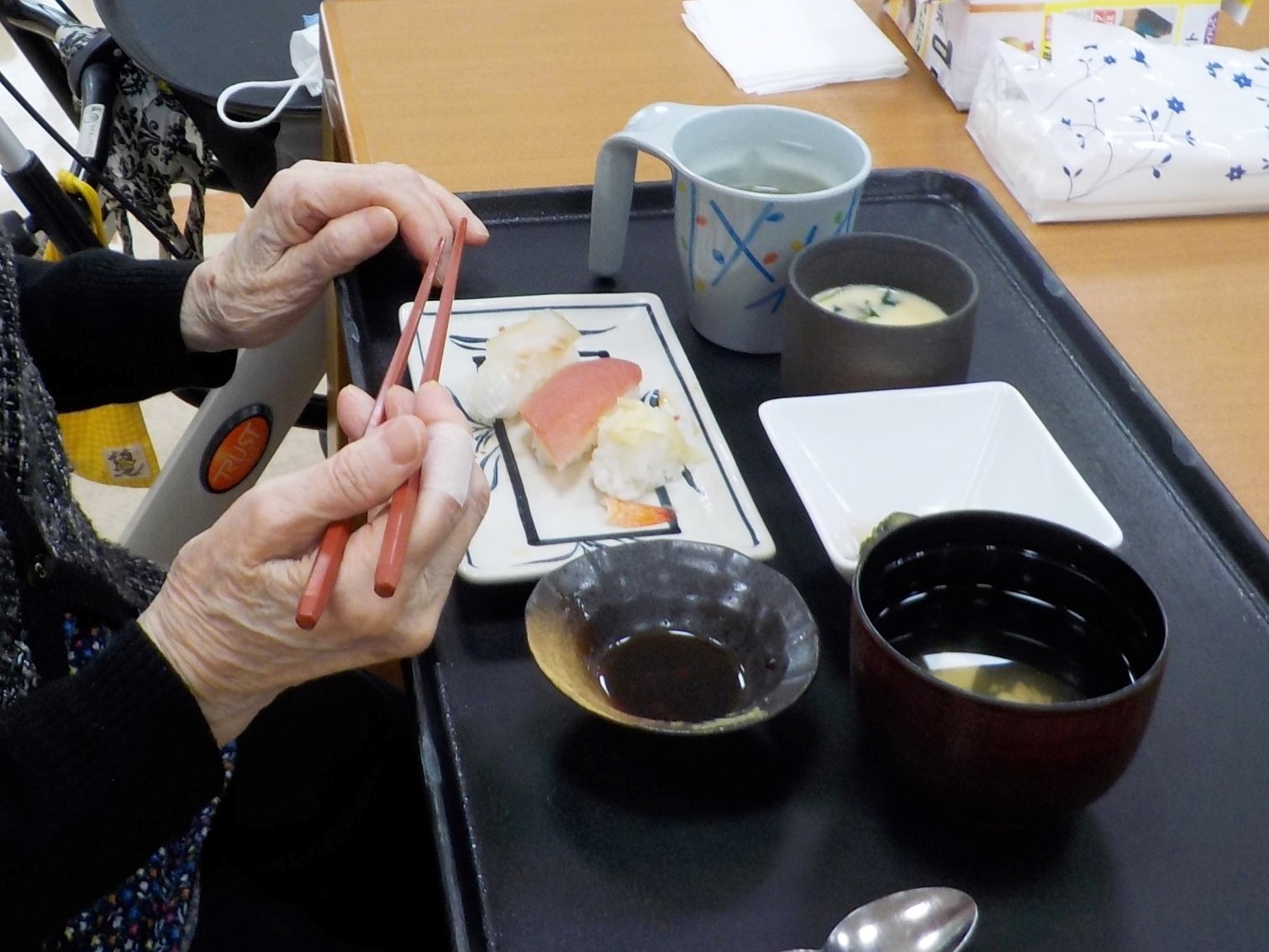 お寿司の日-2　ニチイホームはるひ野Ⅱ番館