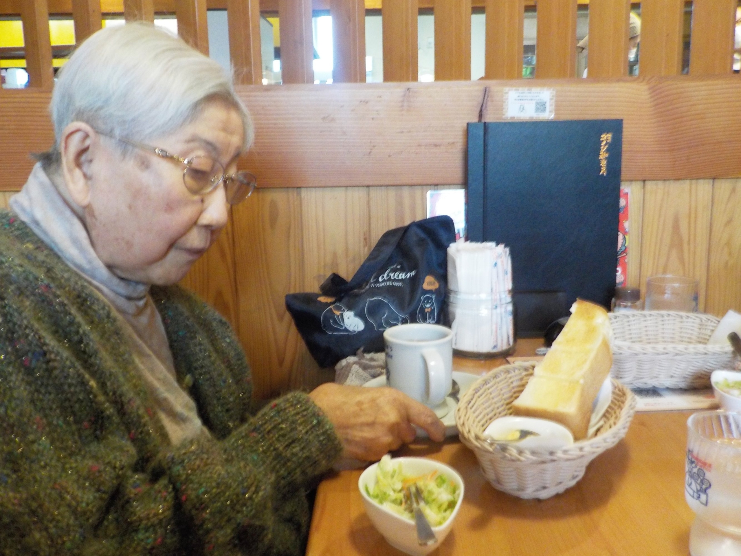 喫茶店でモーニング-3　ニチイホームはるひ野Ⅱ番館