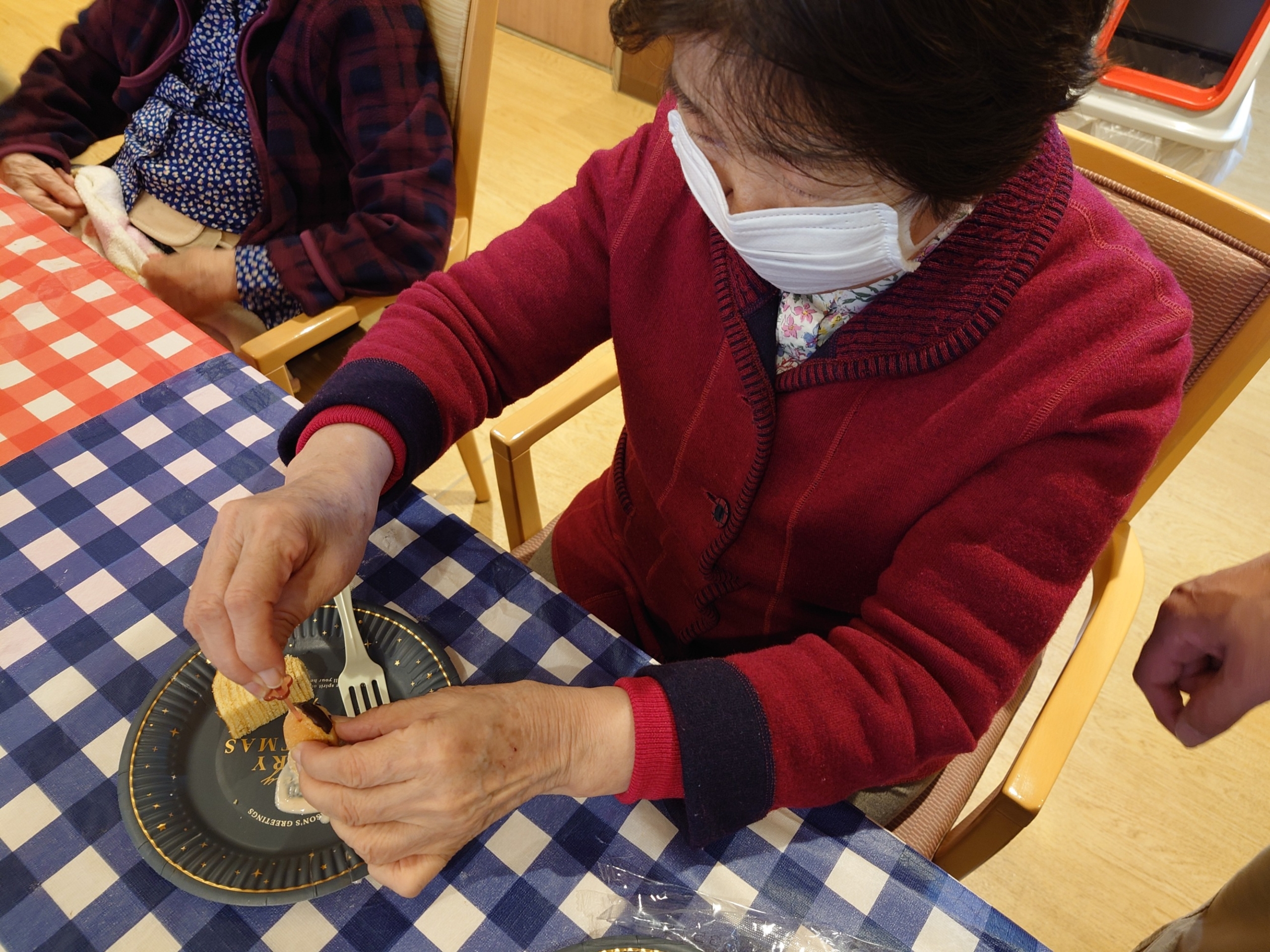 食べられるお雛様作り-2　ニチイホーム東浦和