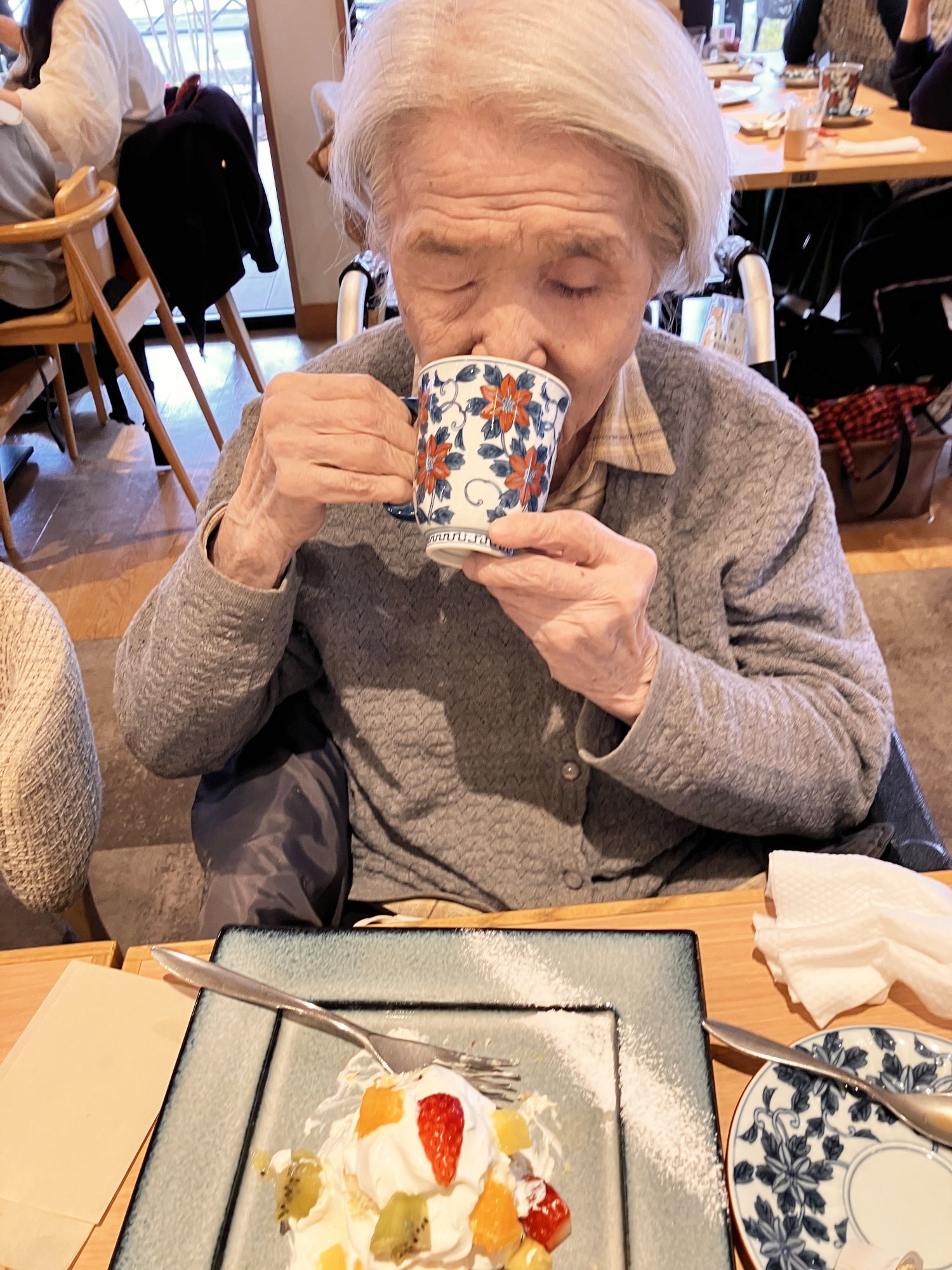 喫茶店で特別なひととき-2　ニチイホーム三鷹Ⅱ番館