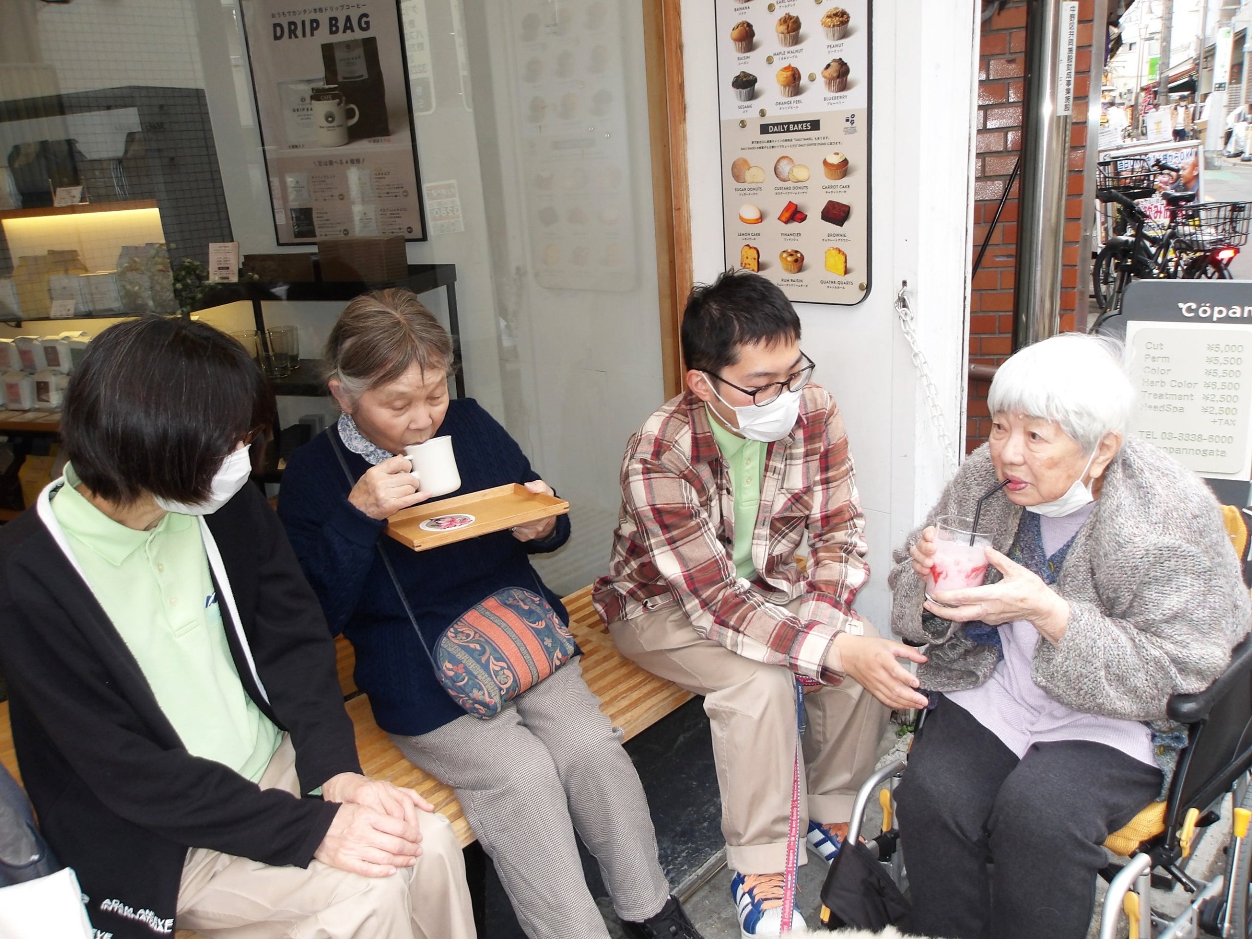 カフェでのひと時-2　ニチイホーム野方