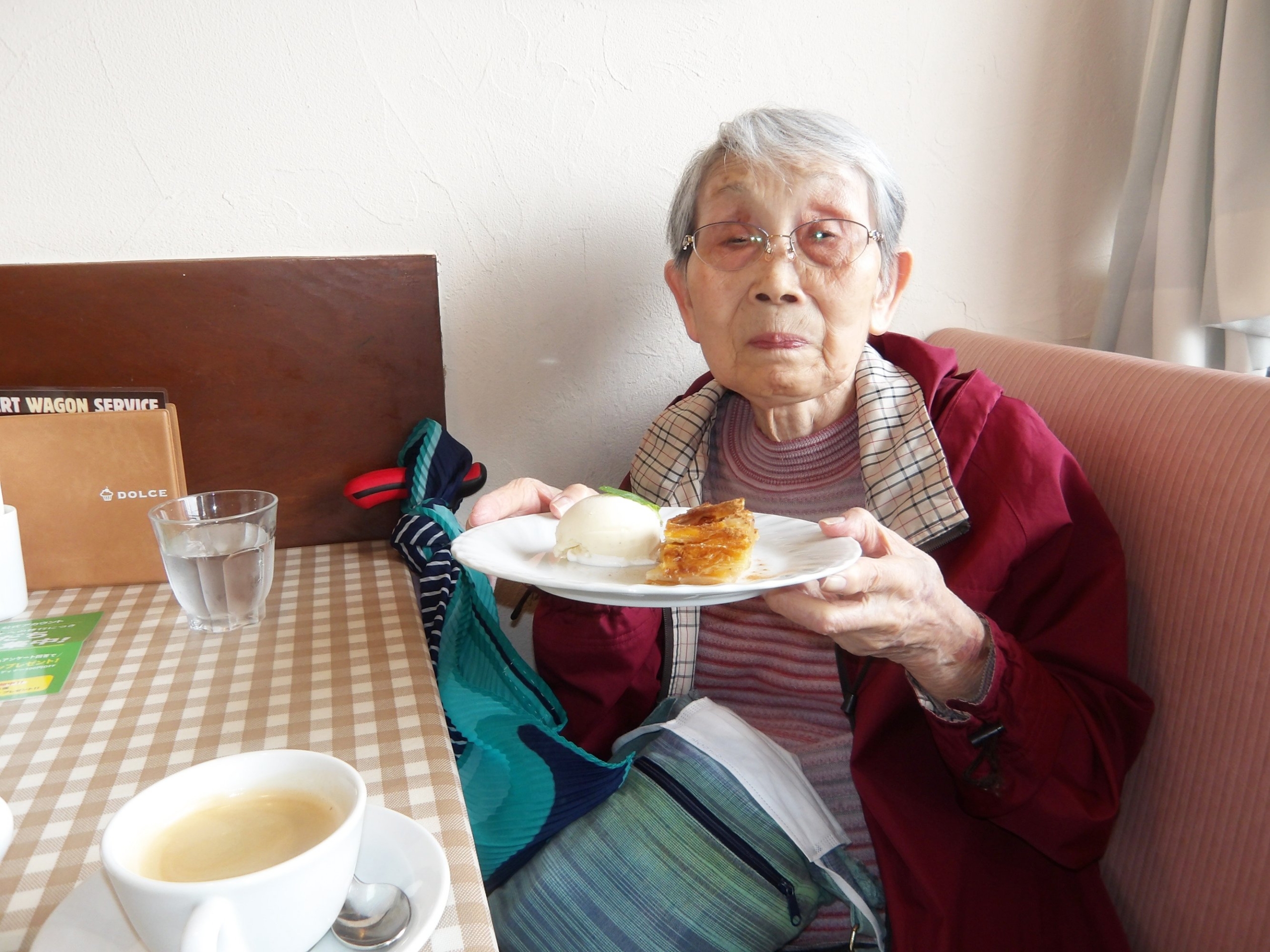 お誕生日祝いに外食おやつ-2　ニチイホーム東府中