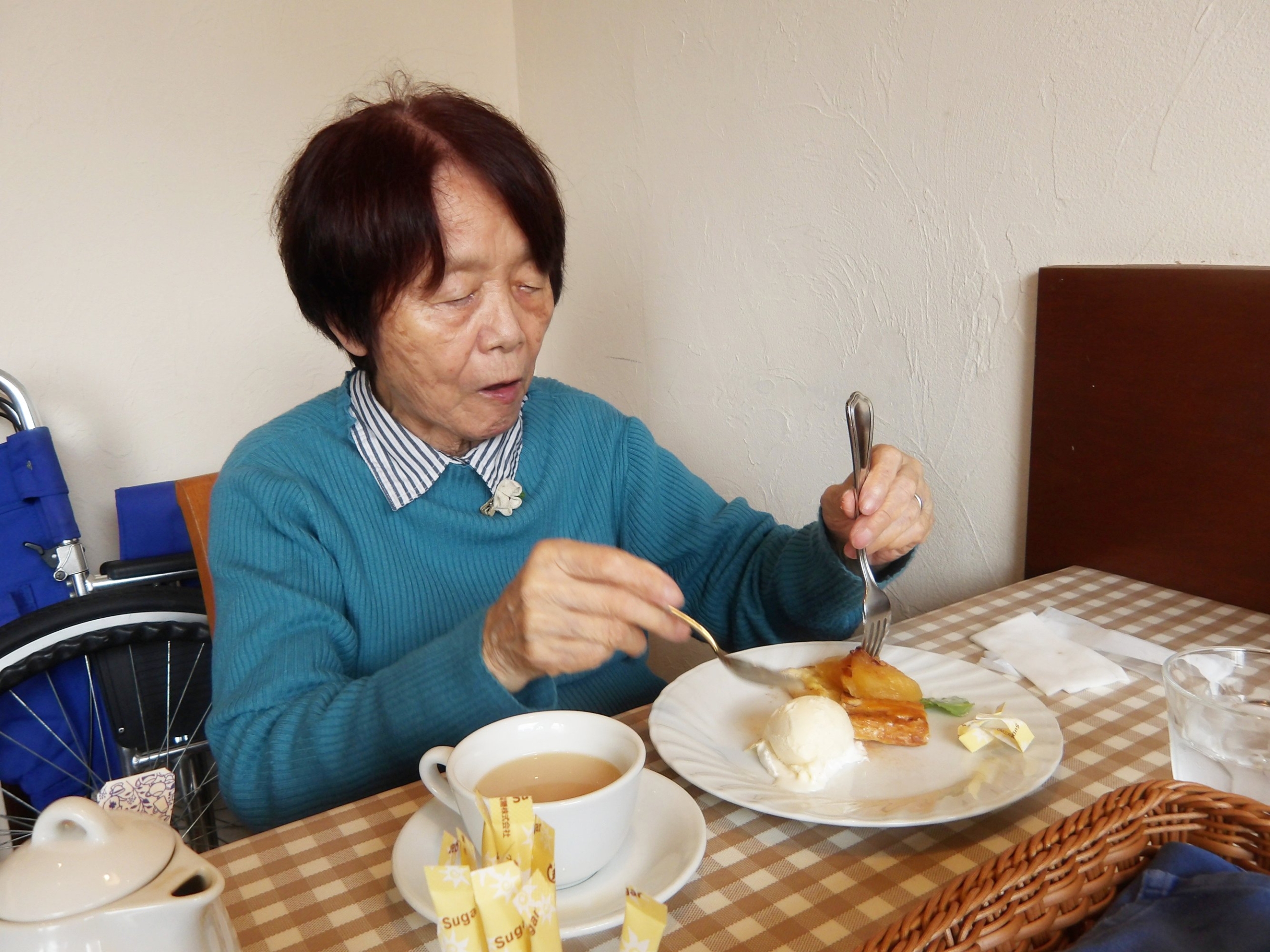お誕生日祝いに外食おやつ-3　ニチイホーム東府中