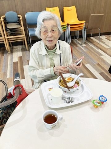 フードコートで外食-2　ニチイホーム碑文谷