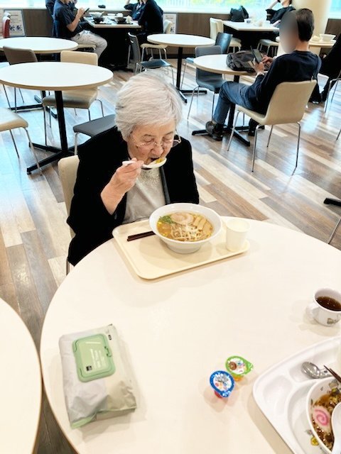 フードコートで外食-3　ニチイホーム碑文谷