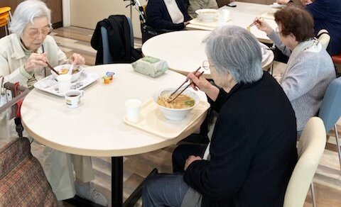 フードコートで外食-1　ニチイホーム碑文谷