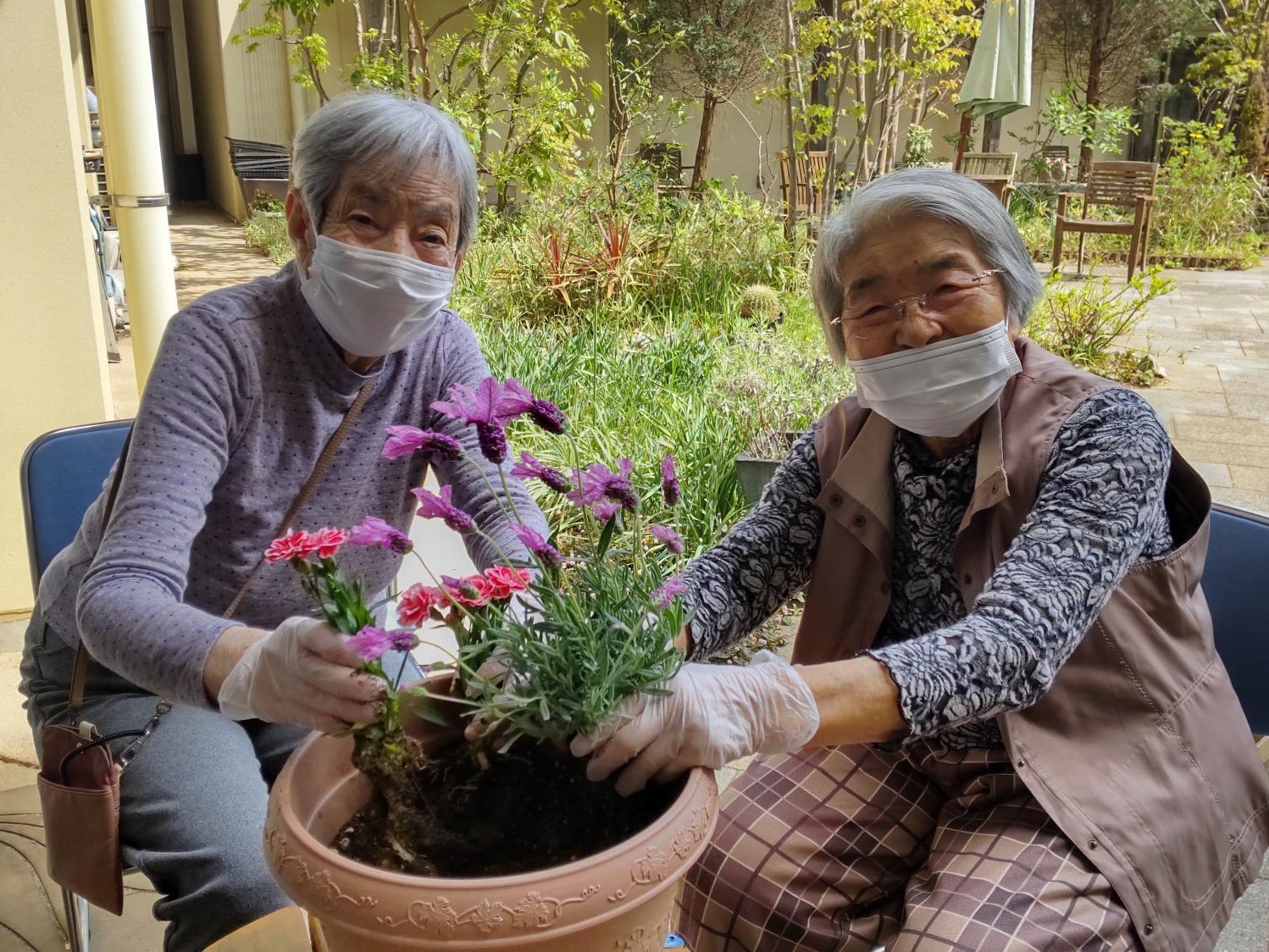 中庭に春の彩りを♪ みんなでお花の植え替えを行いました　ニチイメゾン稲毛