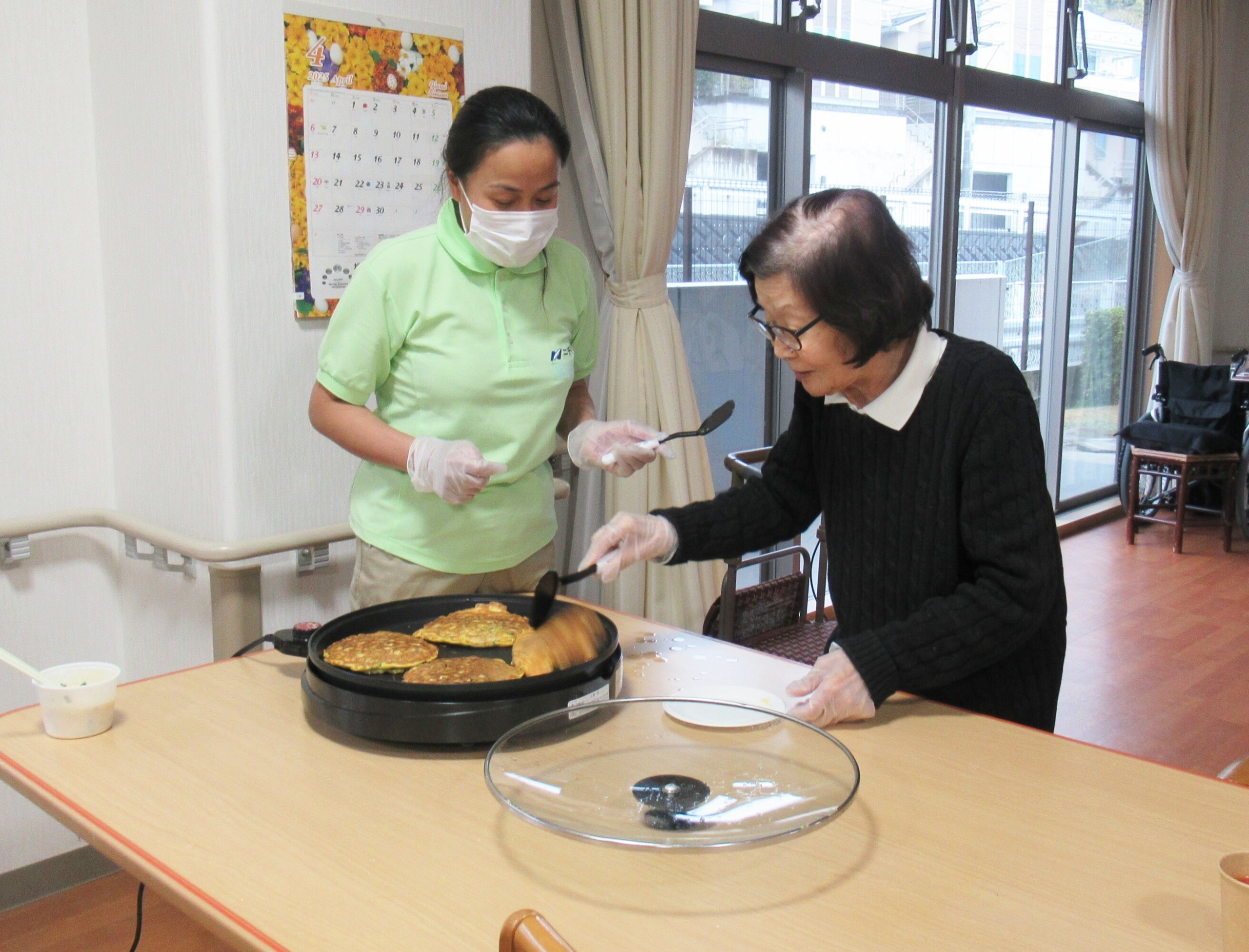 お好み焼き作り-1　ニチイホーム柿生