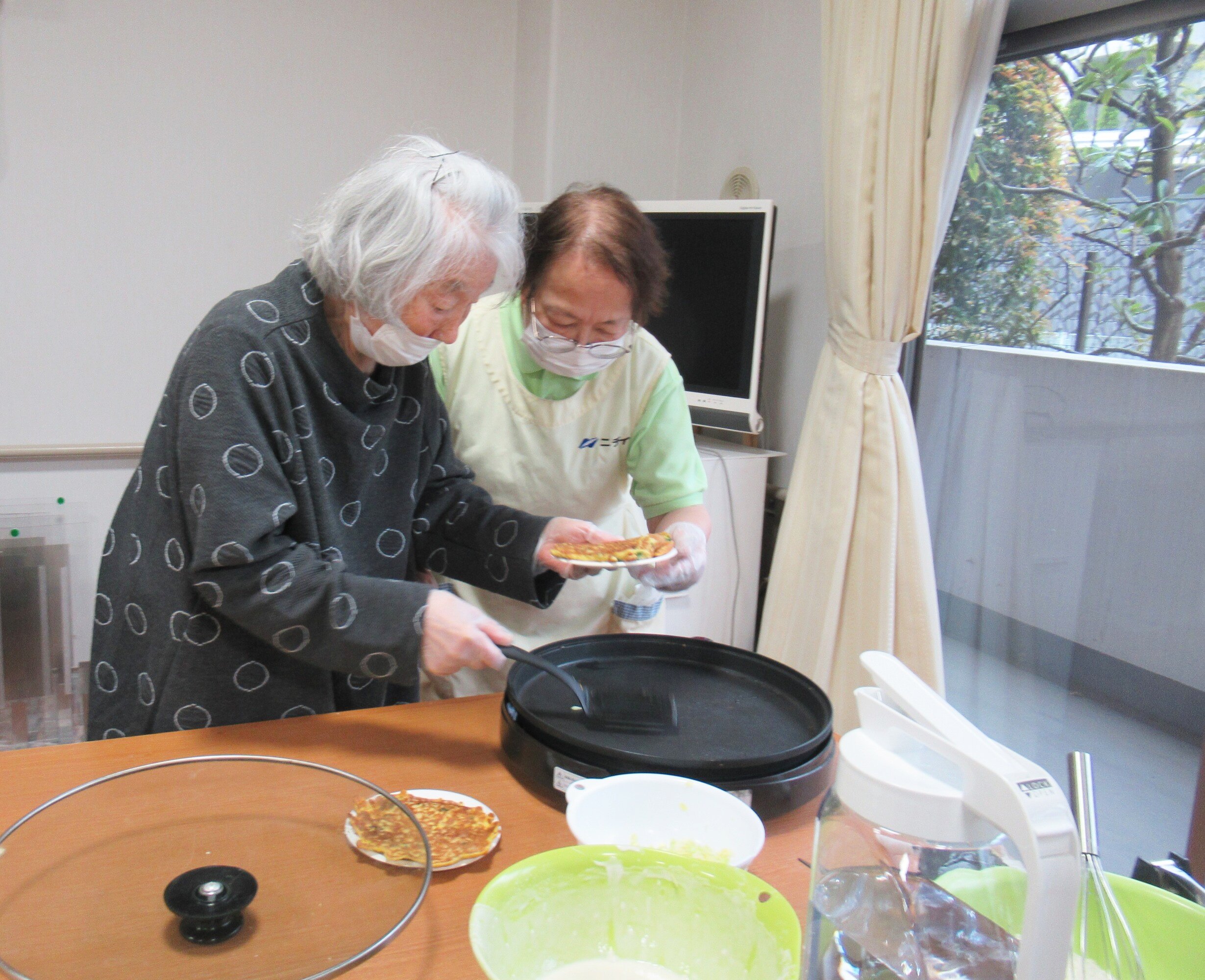 お好み焼き作り-3　ニチイホーム柿生