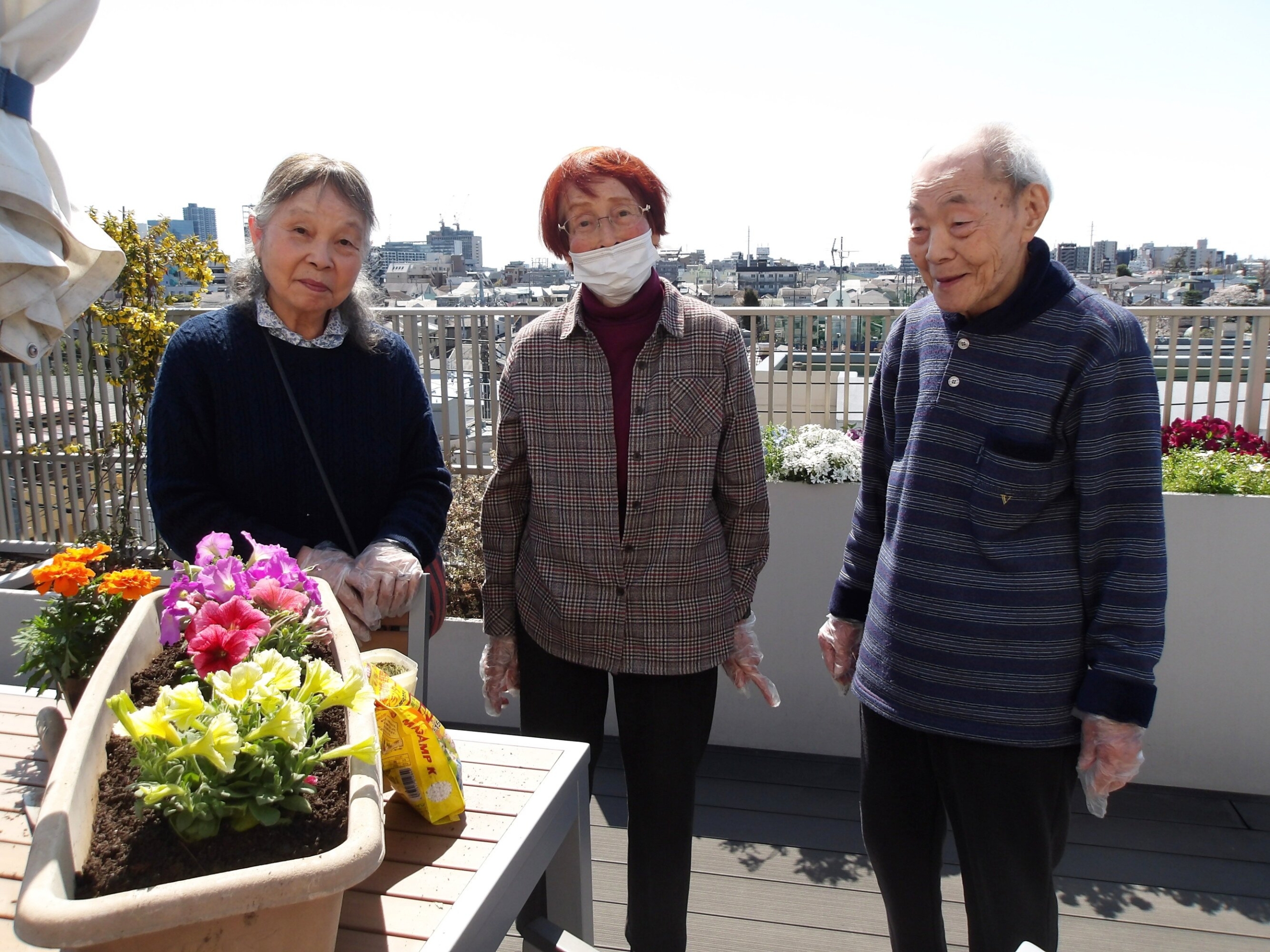 屋上でガーデニング-4　ニチイホーム野方