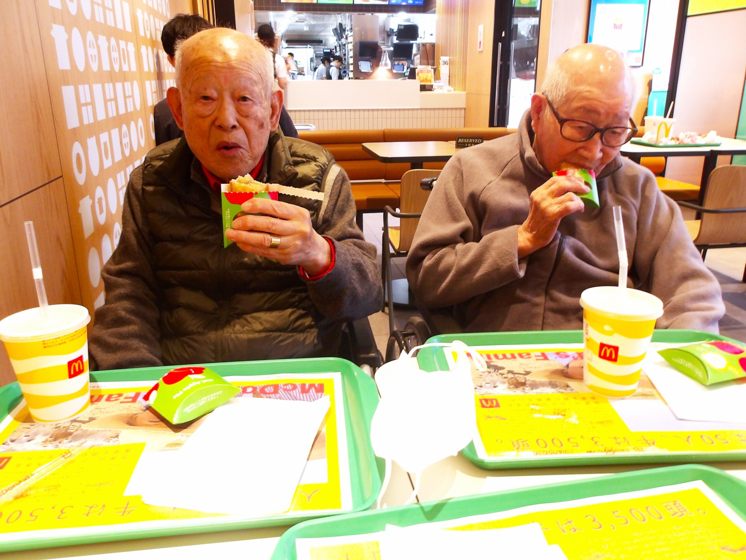 ファーストフード店へ-1　ニチイホーム野方