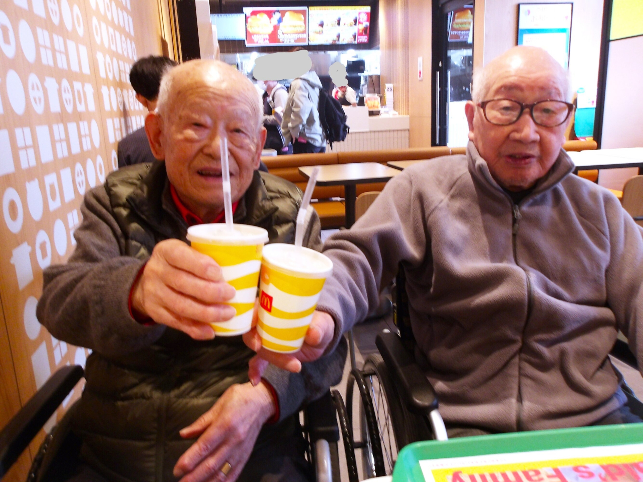 ファーストフード店へ-4　ニチイホーム野方
