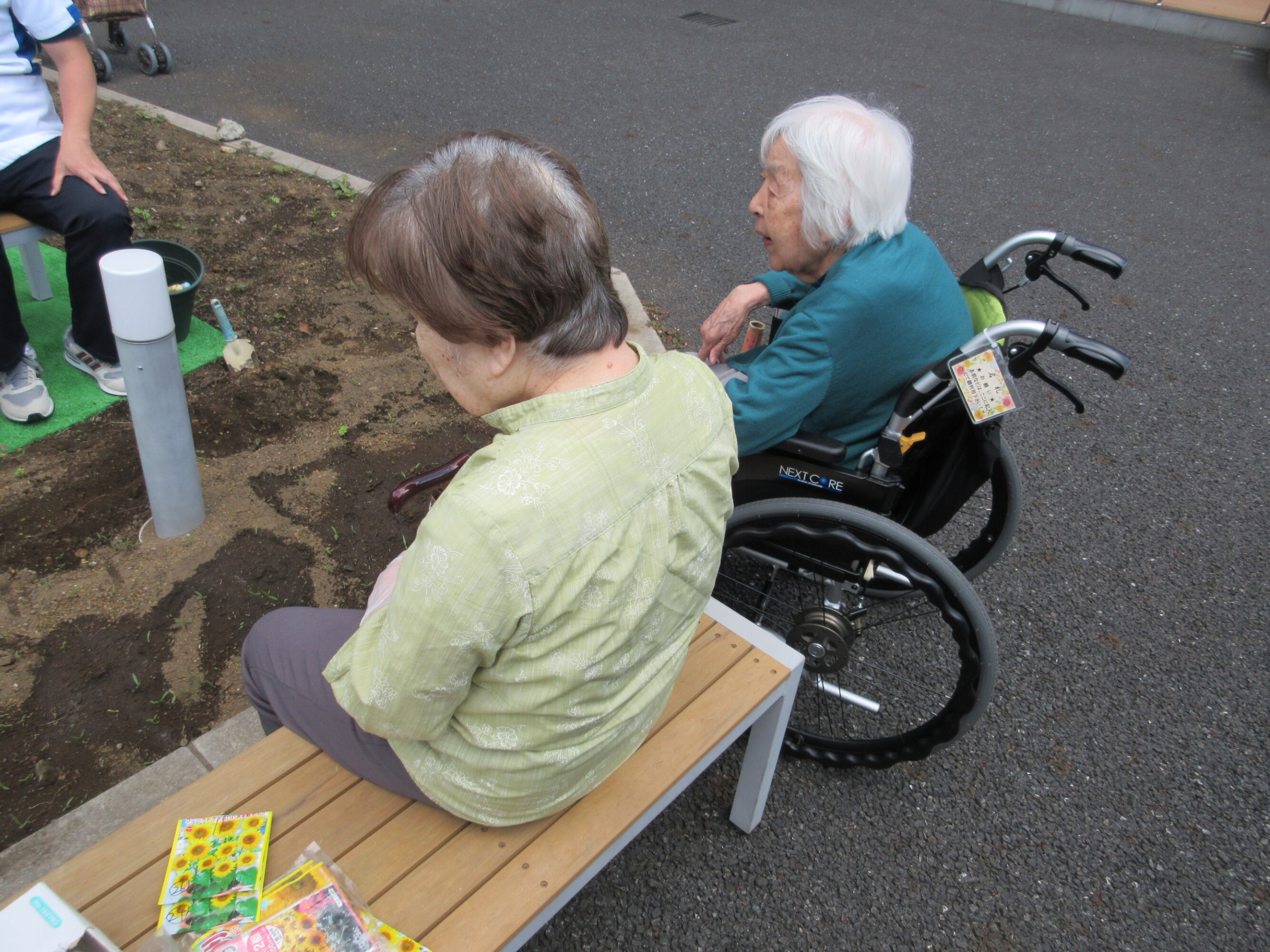 園庭で季節の花づくり-3　ニチイホーム朝霞