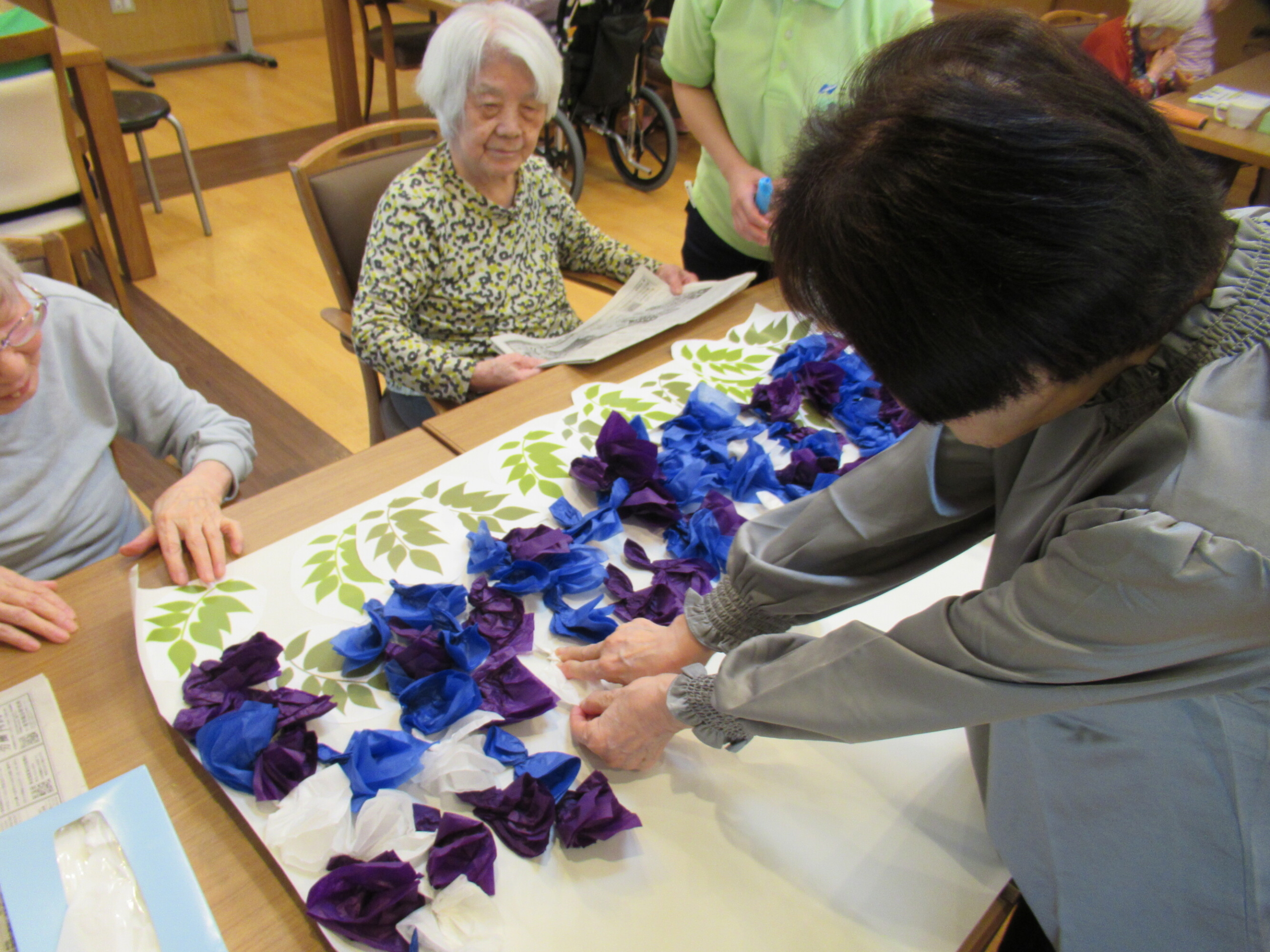 壁面工作（藤の花）-4　ニチイホーム目白