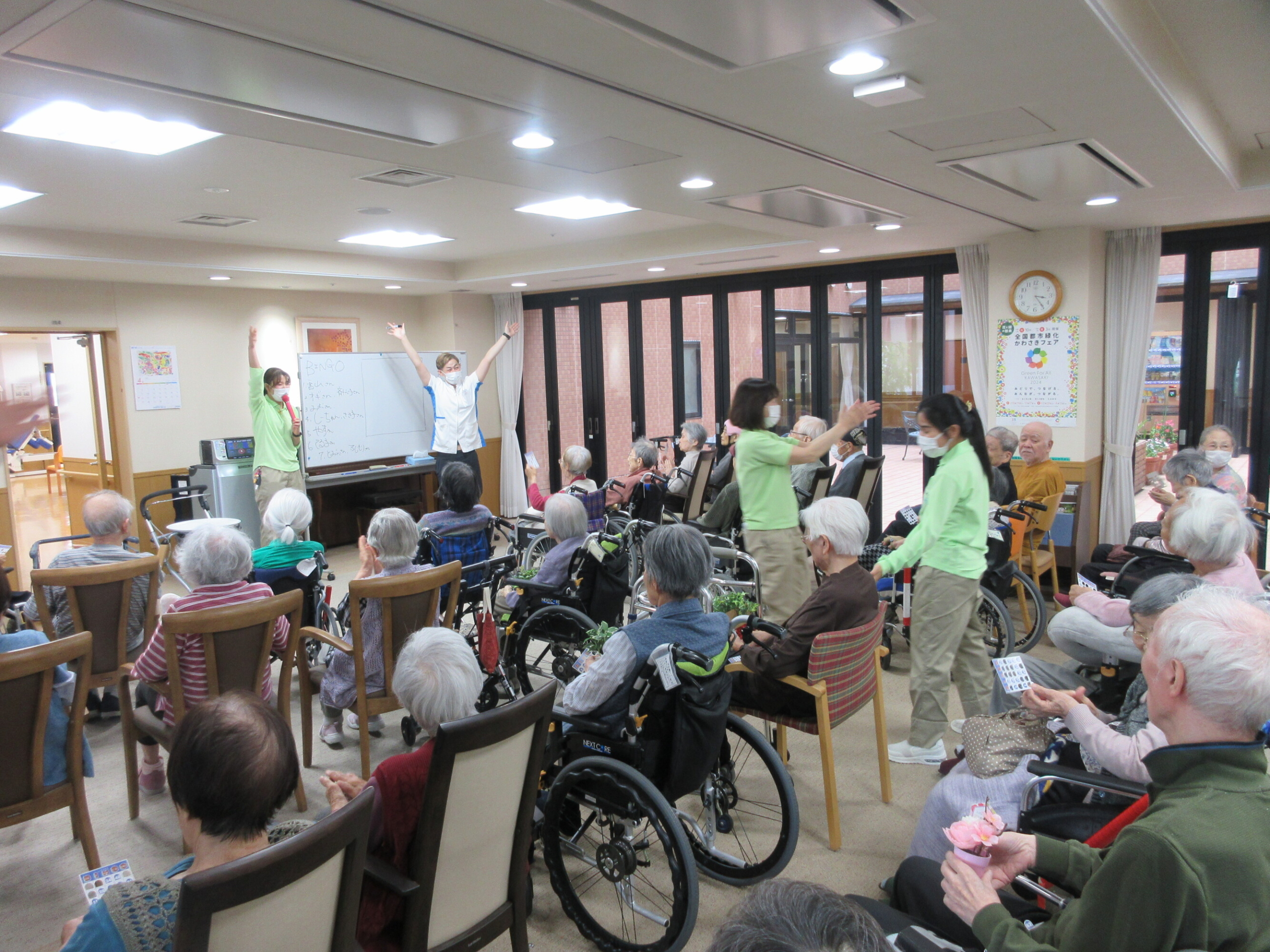 エルダーシステムでビンゴ大会-3　ニチイホーム登戸