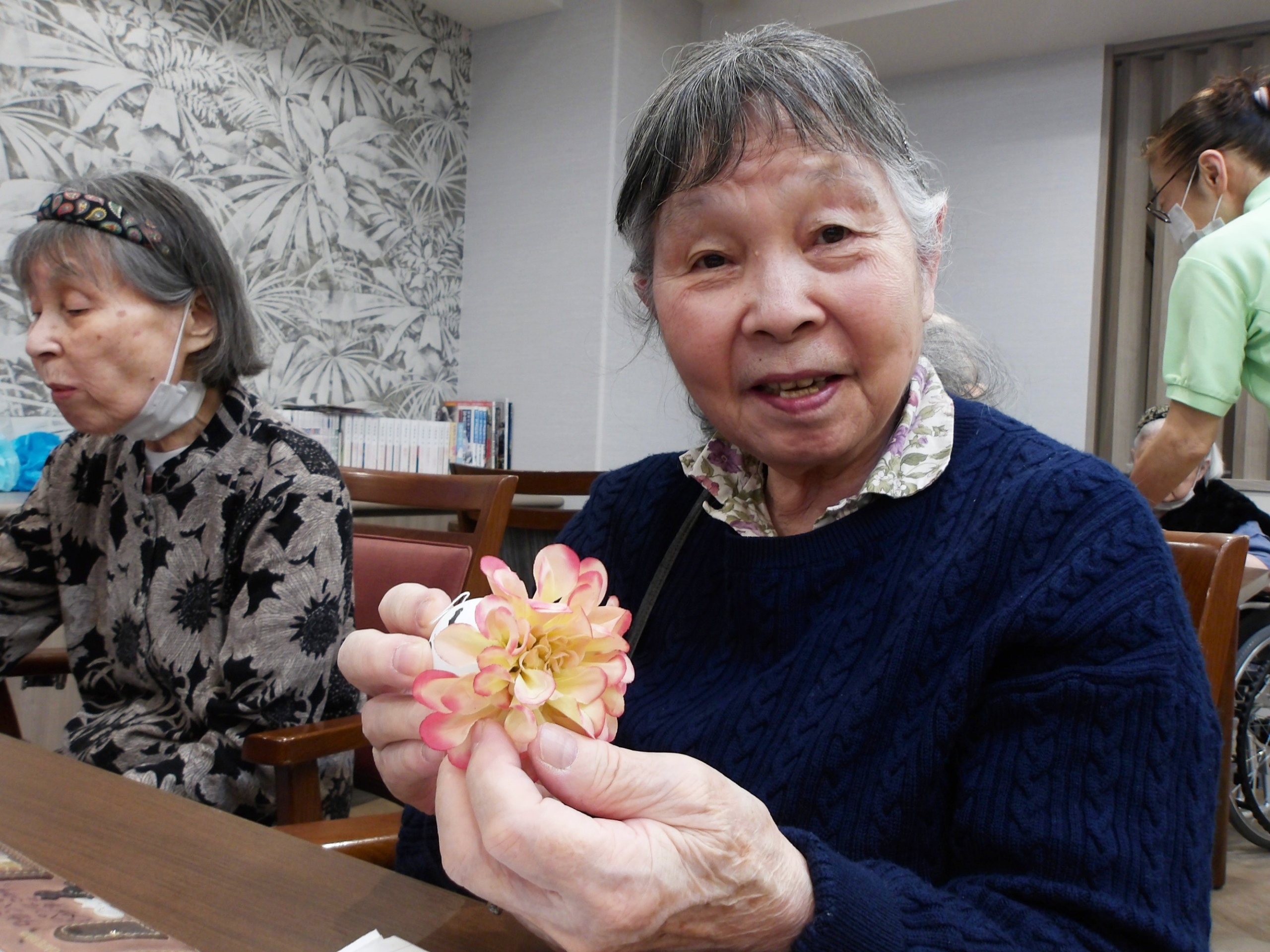 レイのお花のてるてる坊主-1　ニチイホーム野方