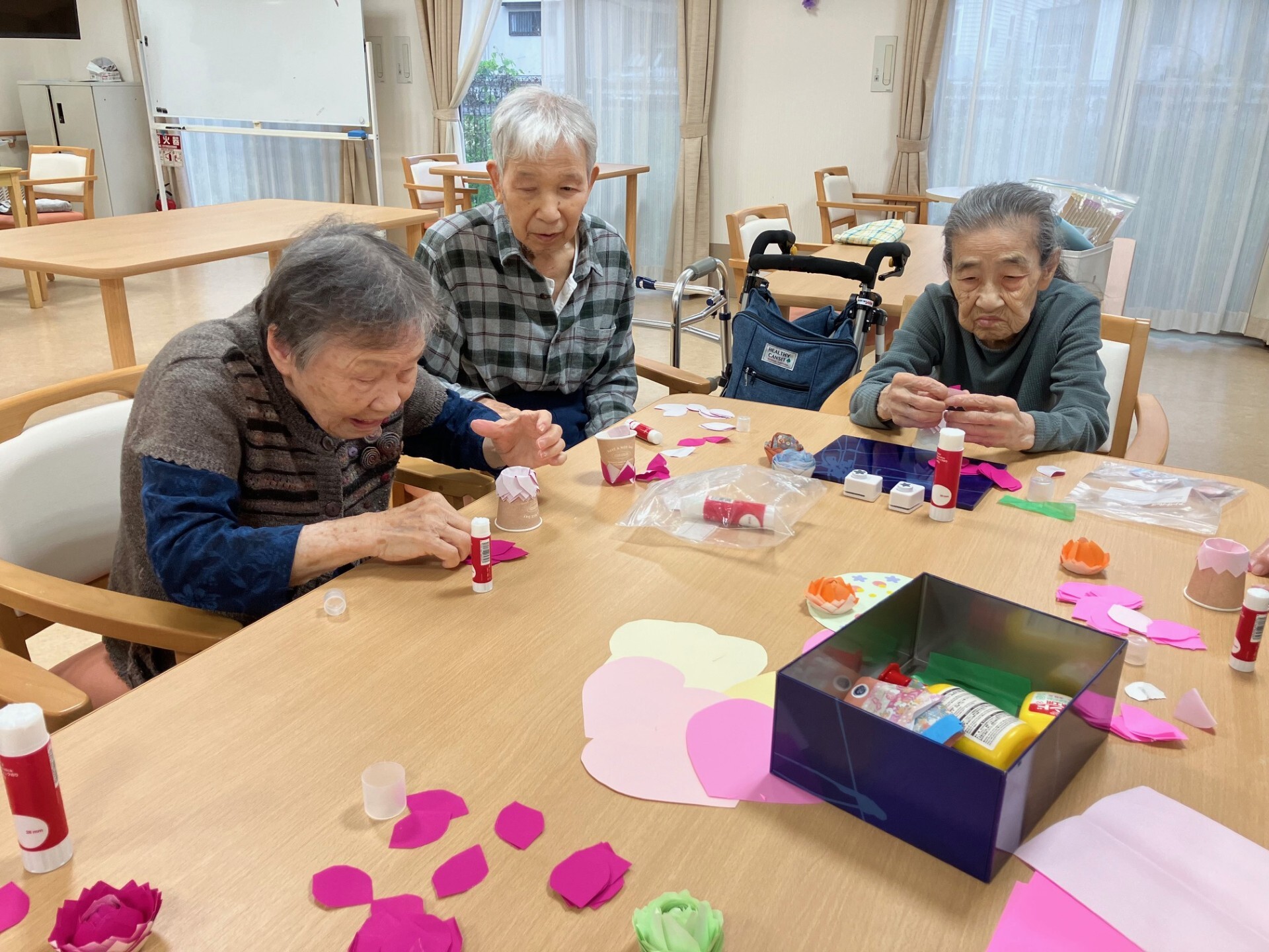 紙コップがバラに変身！花づくりレクレーション　ニチイメゾン栗東