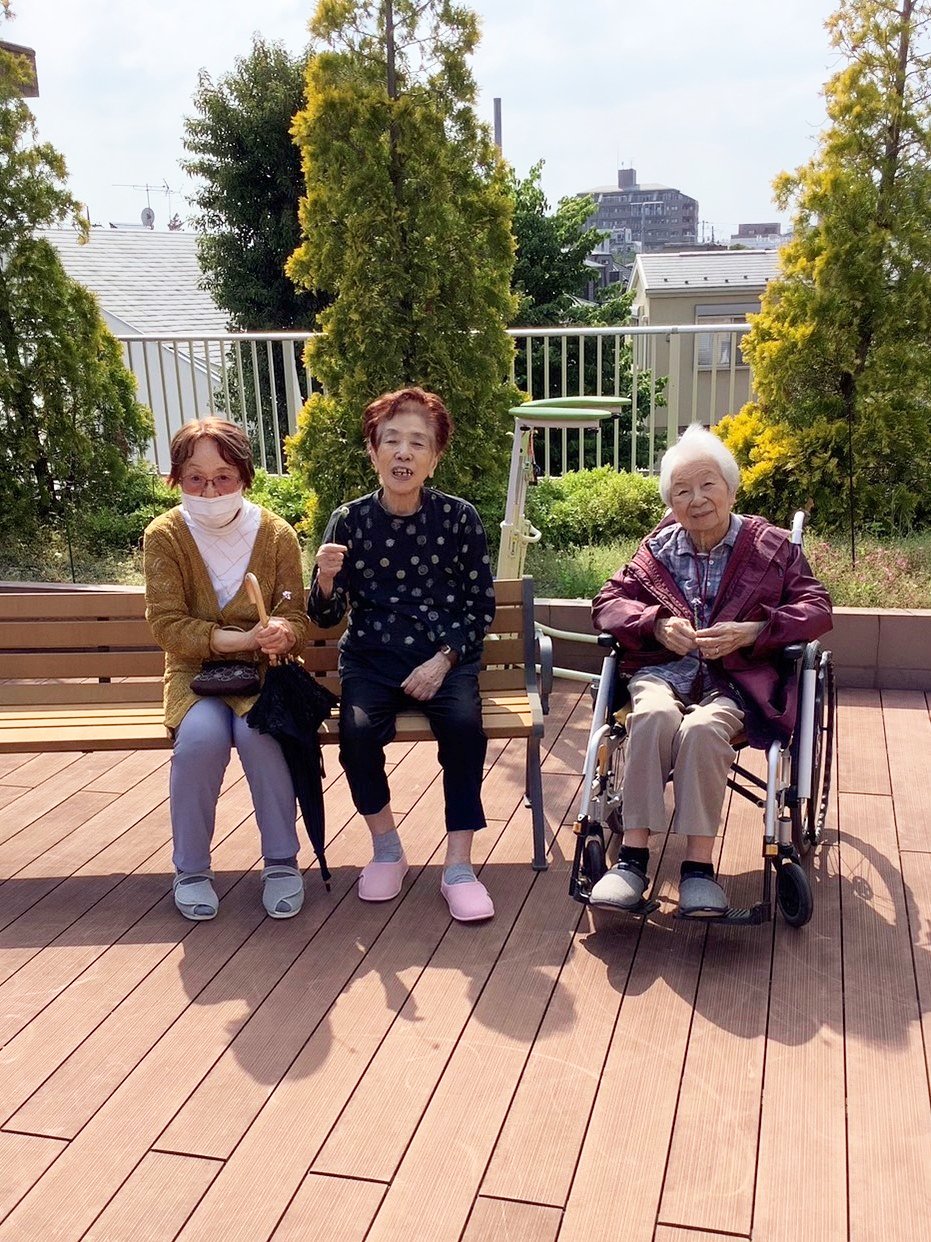 外気浴-1　ニチイホーム鷺ノ宮