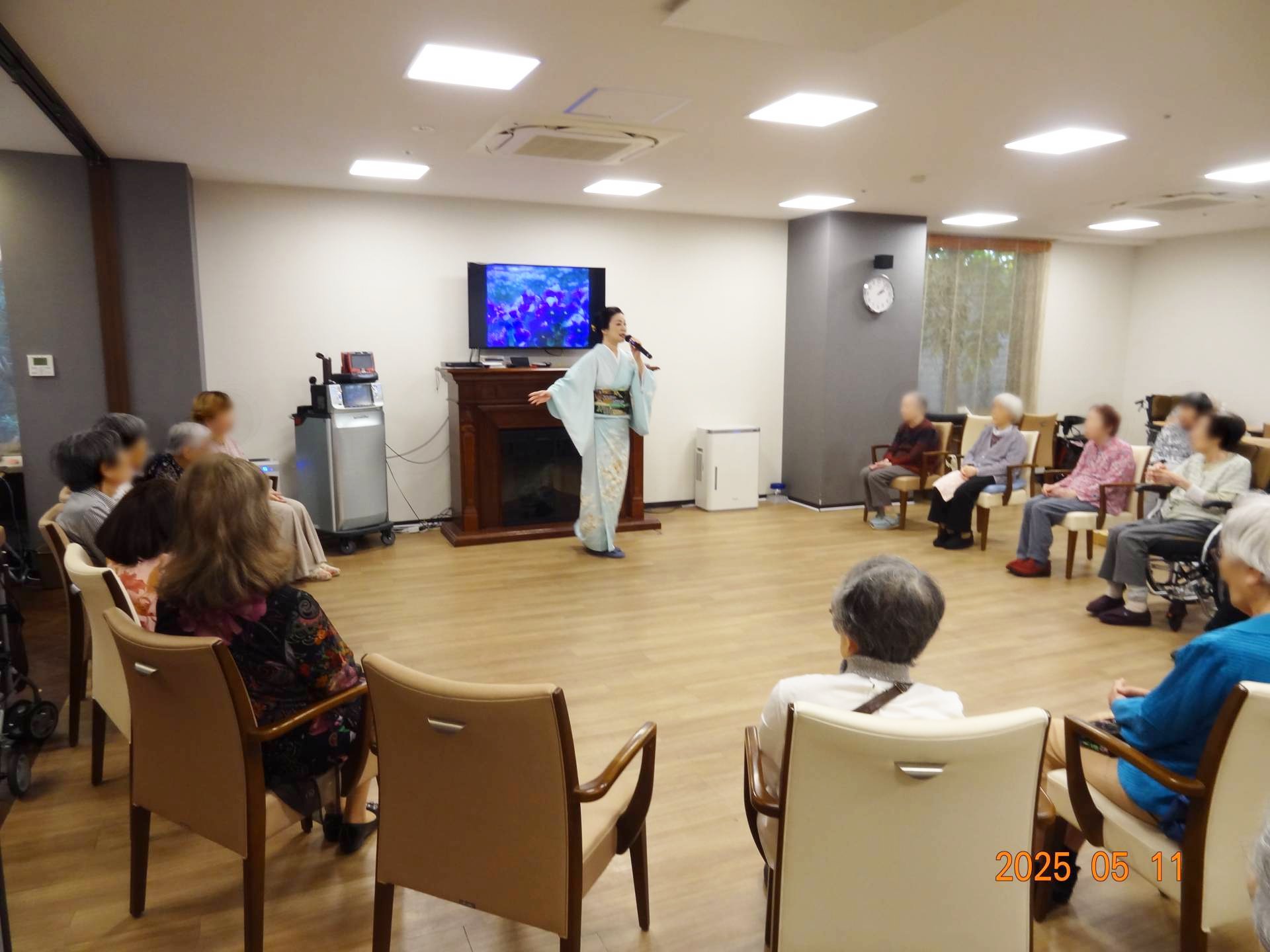心に響く懐メロ！感動と笑顔に包まれた歌謡ショー開催-2　ニチイホーム渋谷本町