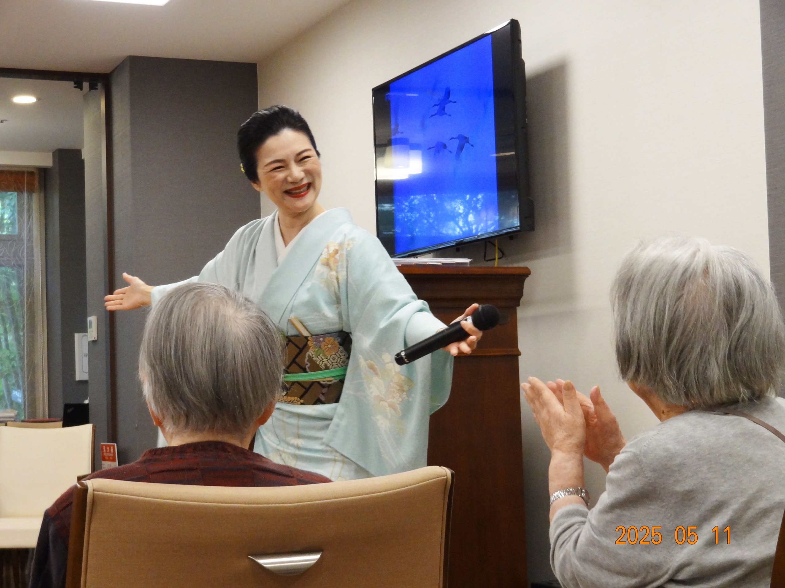 心に響く懐メロ！感動と笑顔に包まれた歌謡ショー開催-4　ニチイホーム渋谷本町