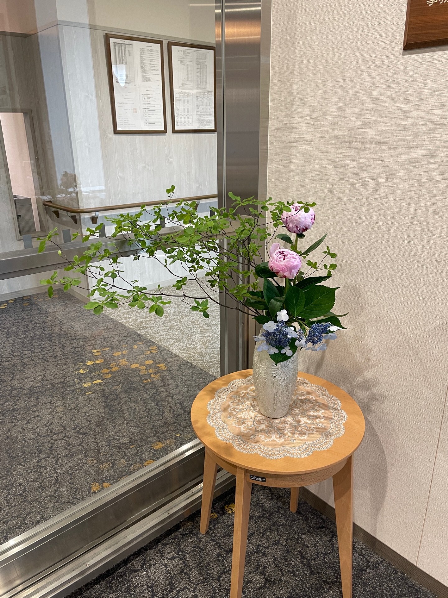 5月エントランスフラワー-5　ニチイホーム杉並松庵