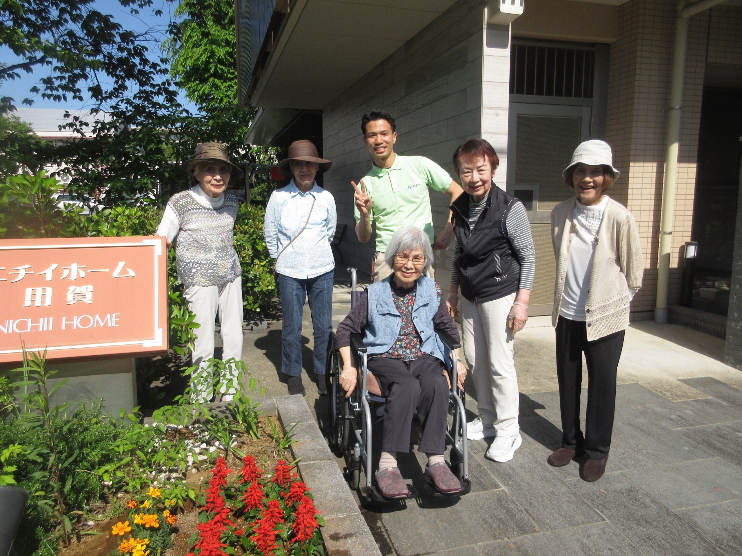 たくさんのお花に囲まれて-3　ニチイホーム用賀