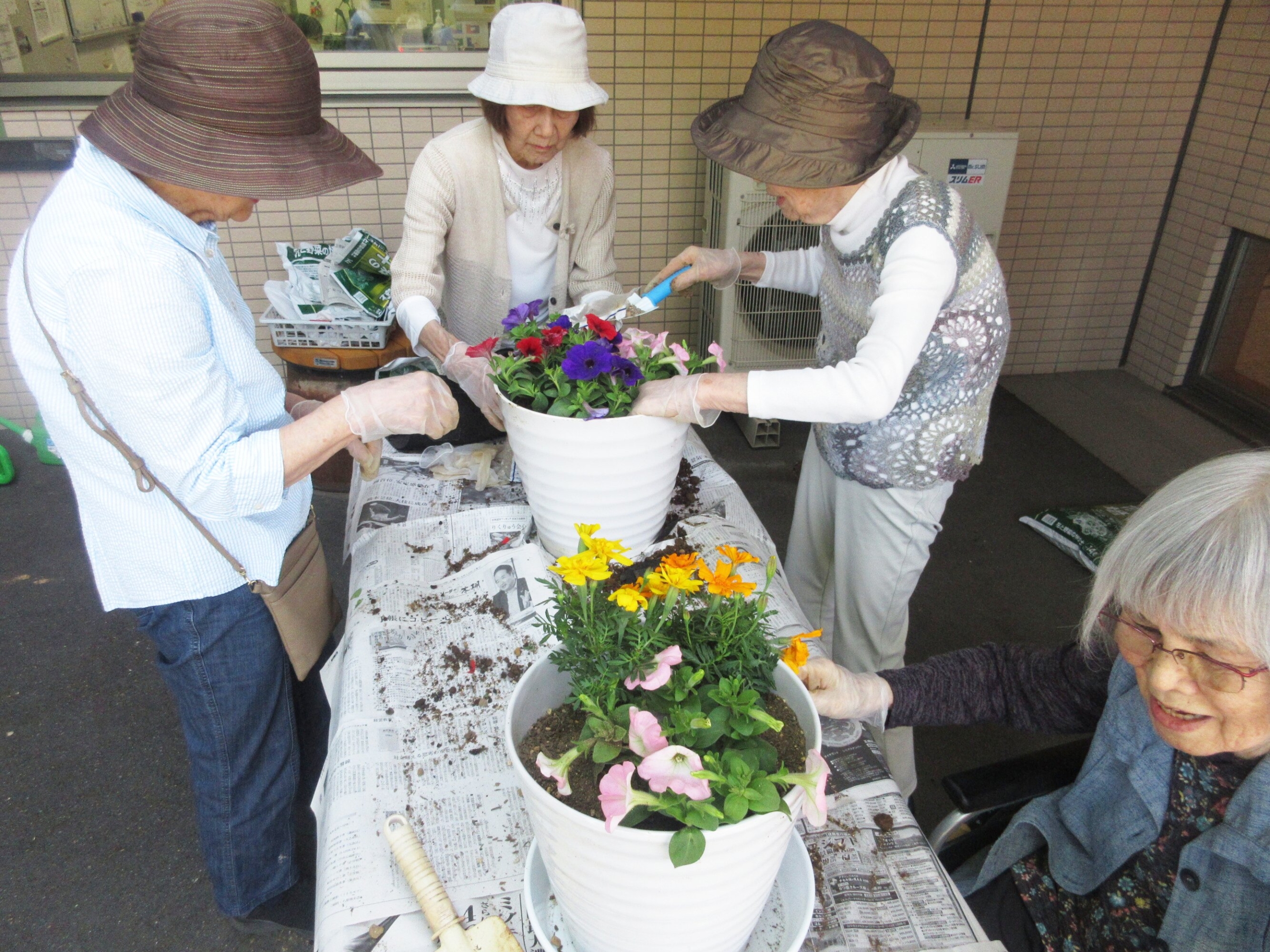 たくさんのお花に囲まれて-5　ニチイホーム用賀