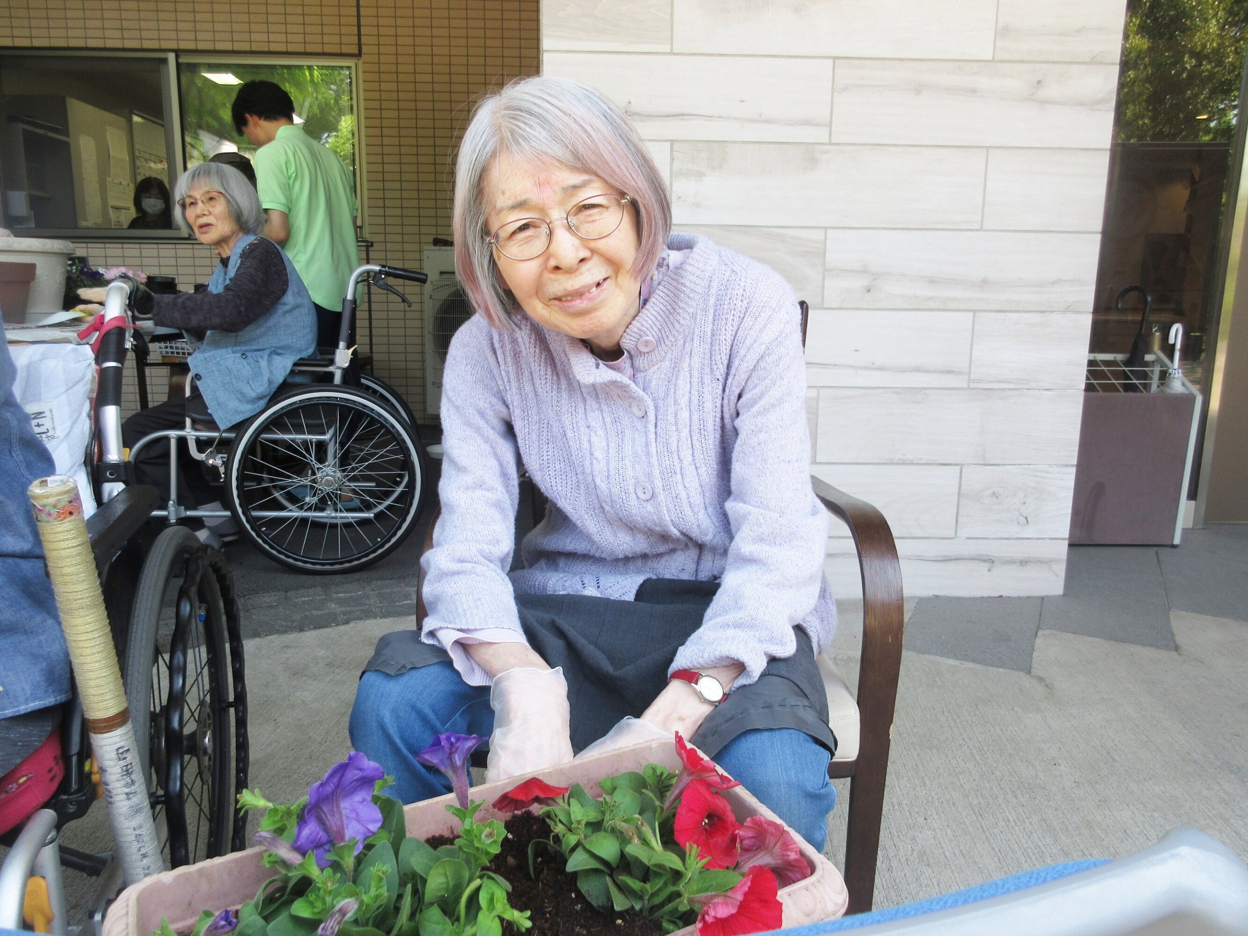 たくさんのお花に囲まれて-6　ニチイホーム用賀
