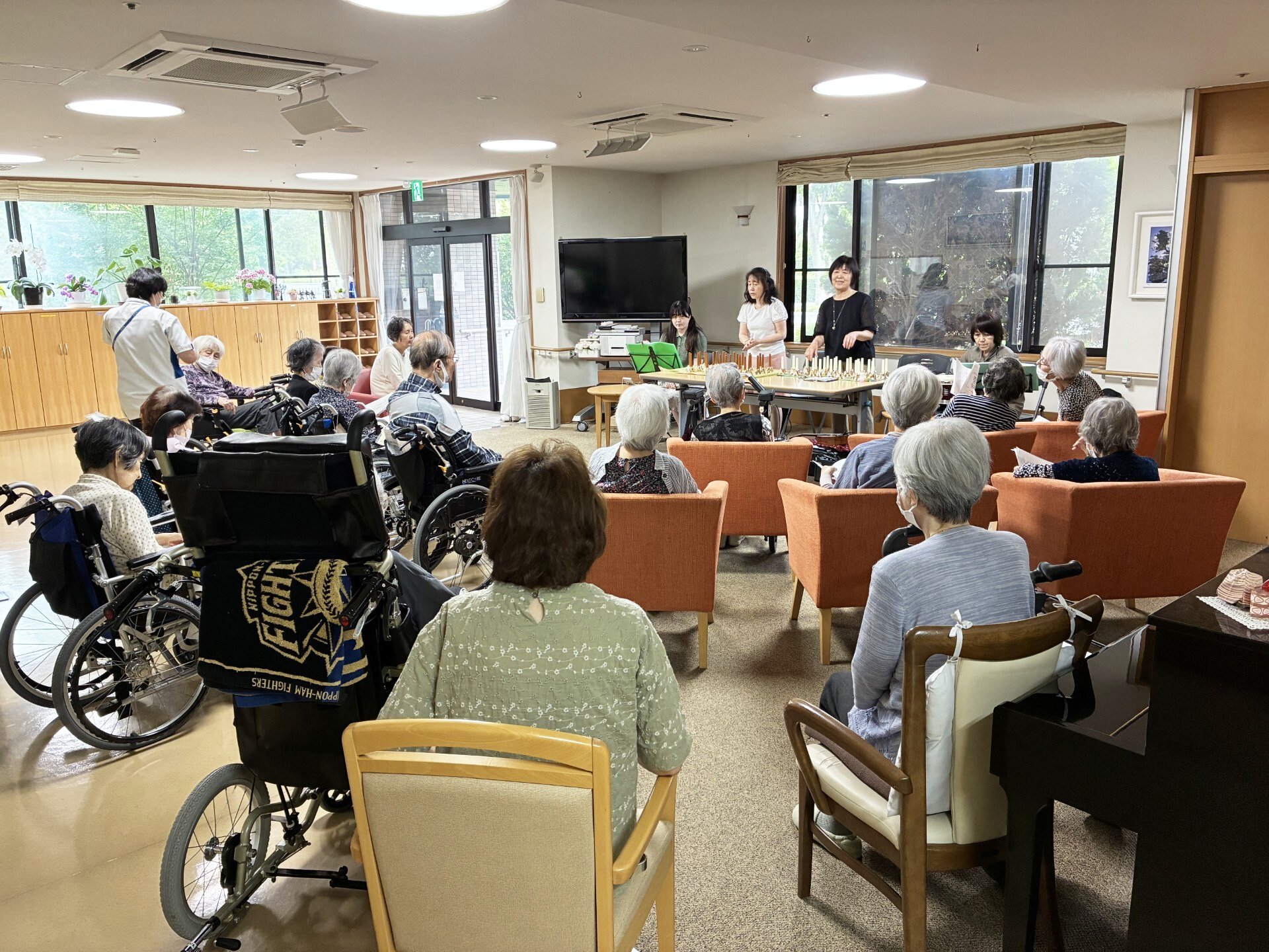 音楽ボランティア来訪-1　ニチイホームはるひ野