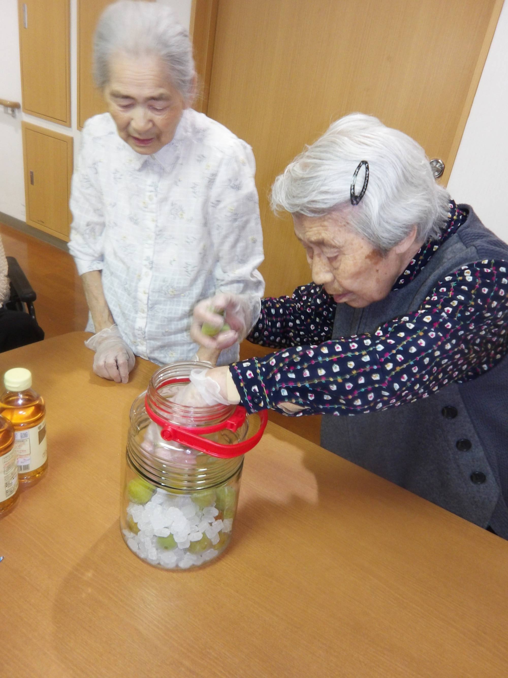 梅酢作り-3　ニチイホーム東府中