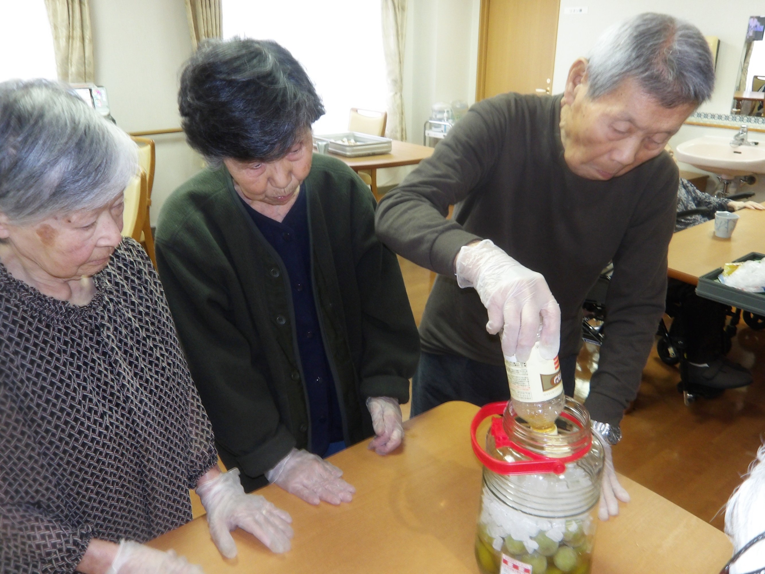 梅酢作り-4　ニチイホーム東府中