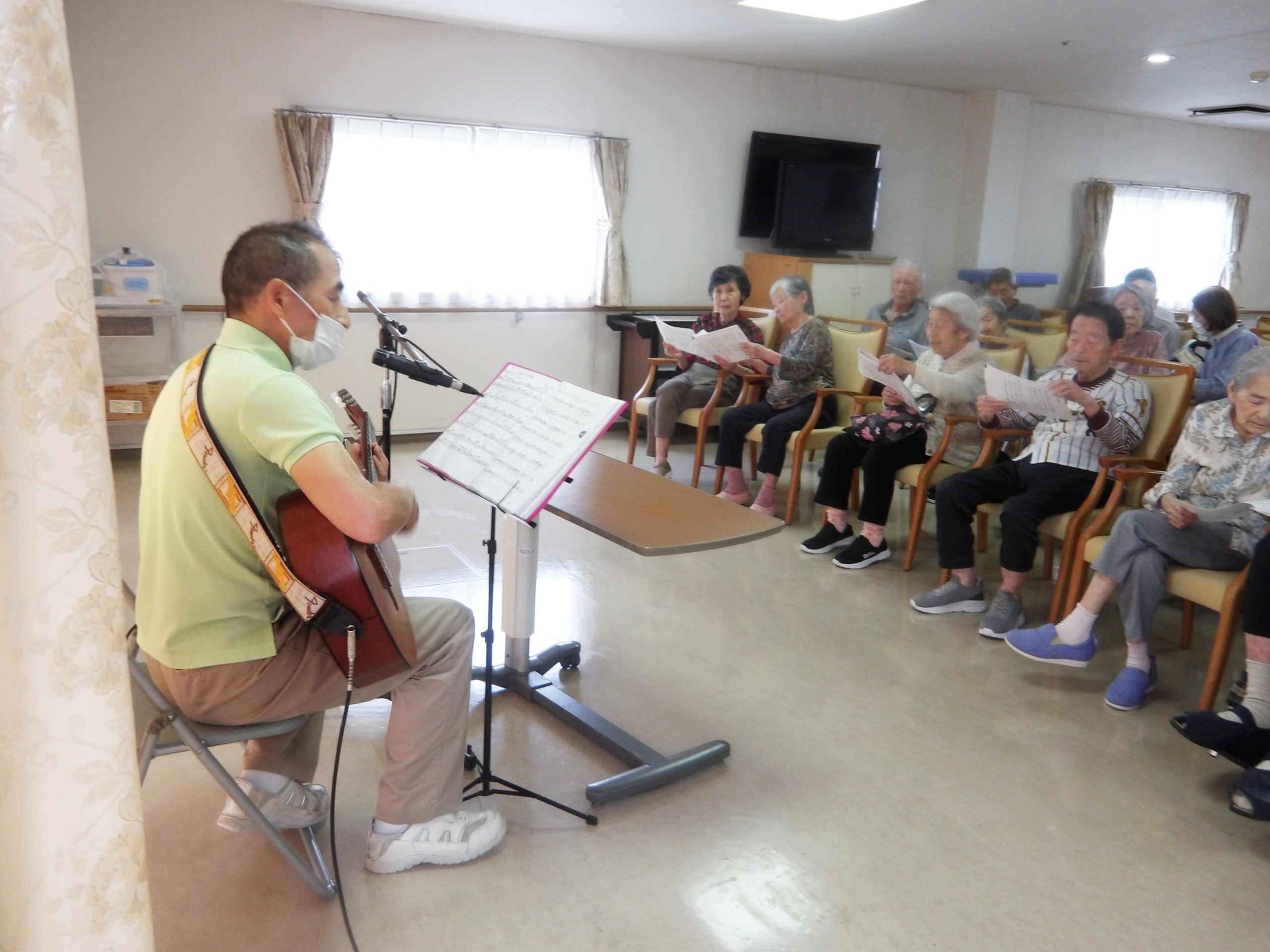 ギター演奏会-1　ニチイホーム東府中