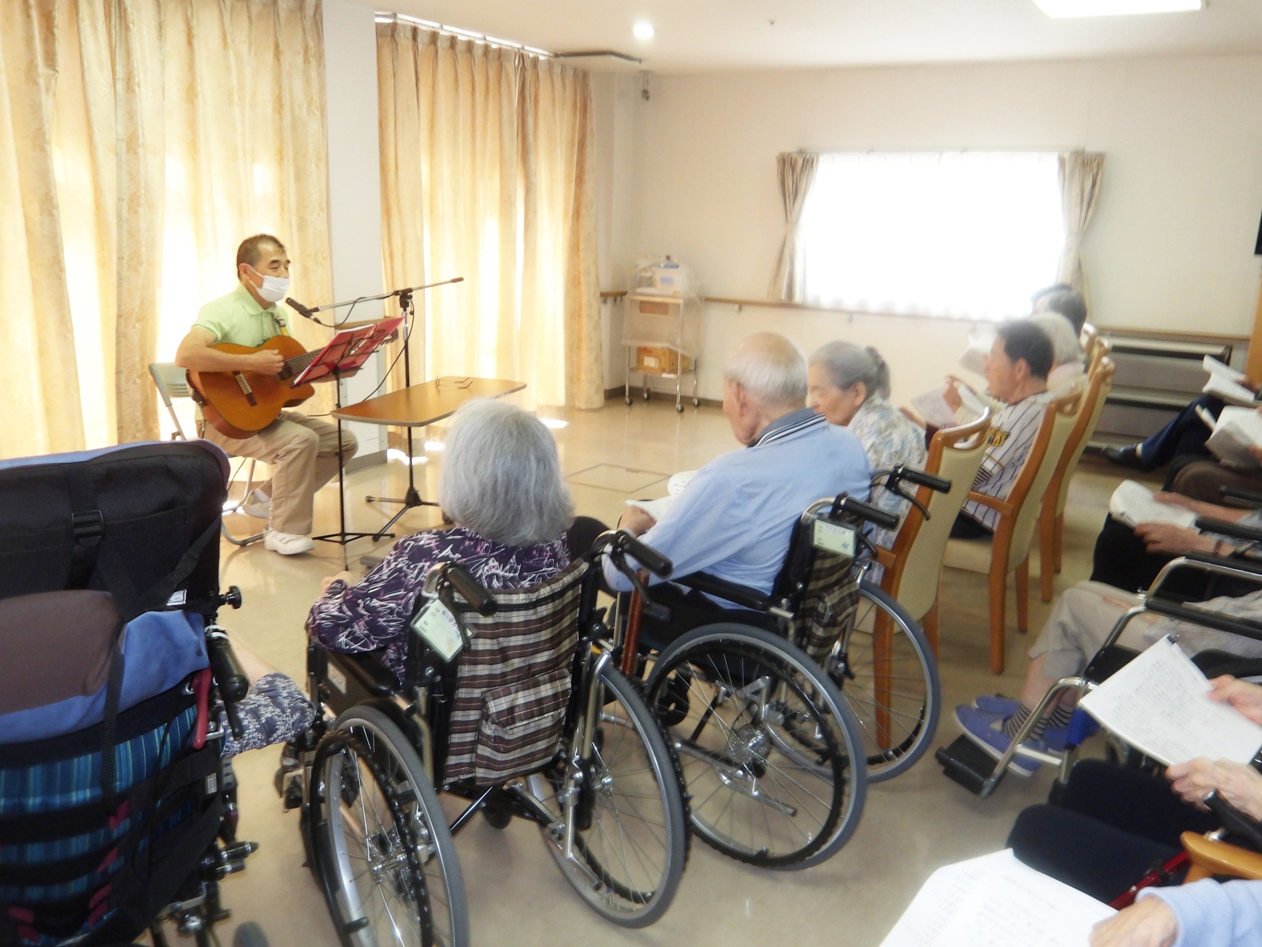 ギター演奏会-2　ニチイホーム東府中
