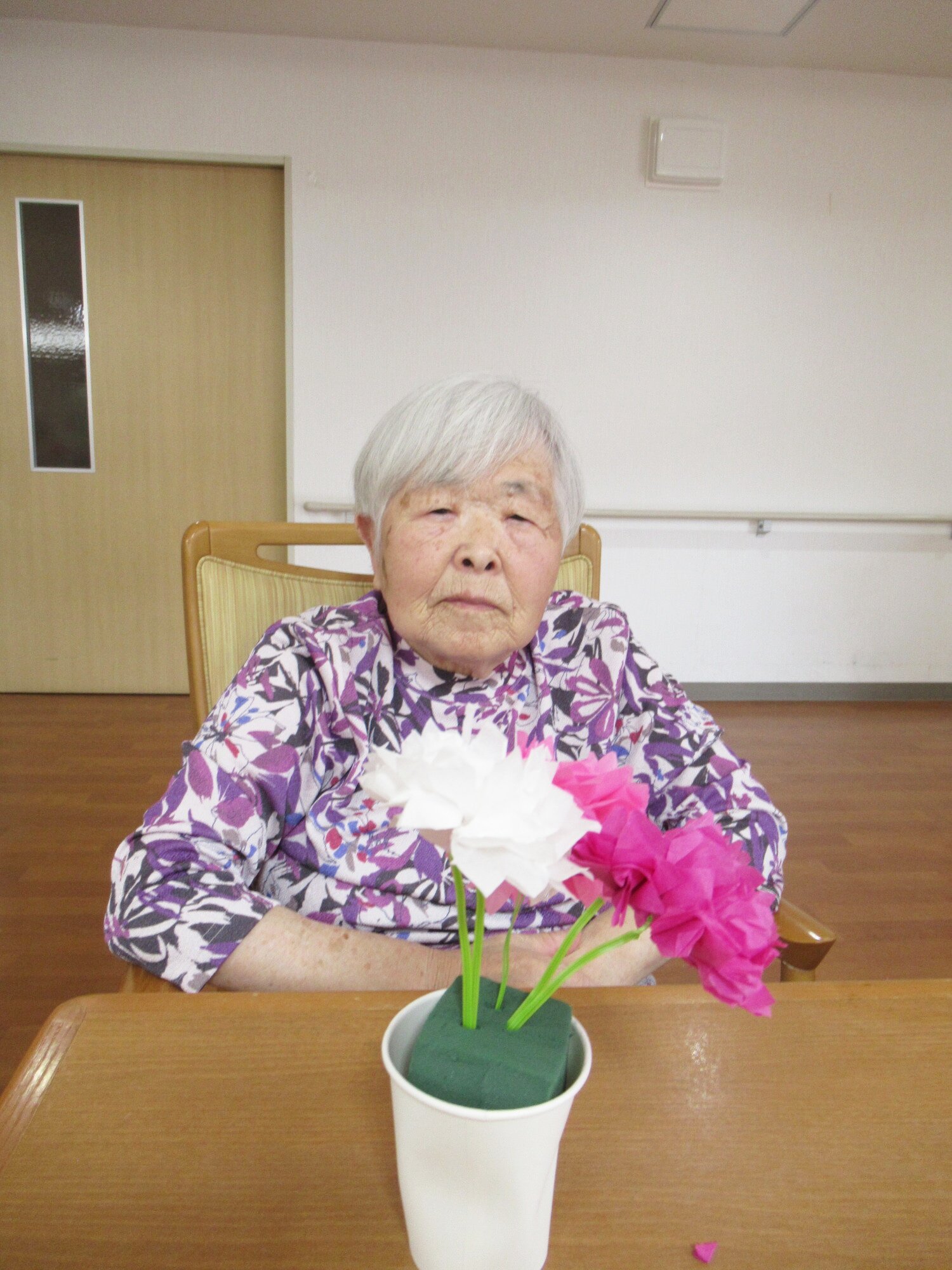 母の日にお花の工作-1　ニチイホーム柿生
