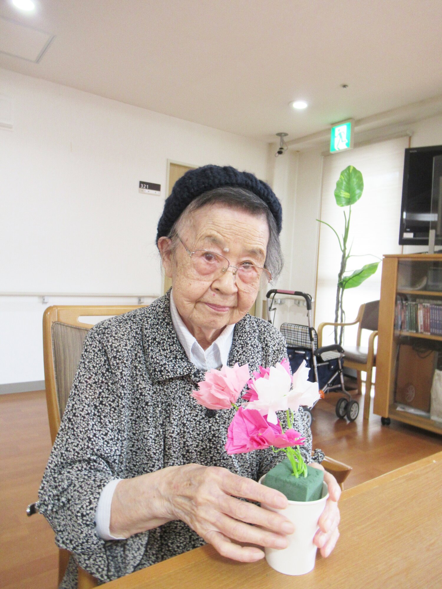 母の日にお花の工作-2　ニチイホーム柿生