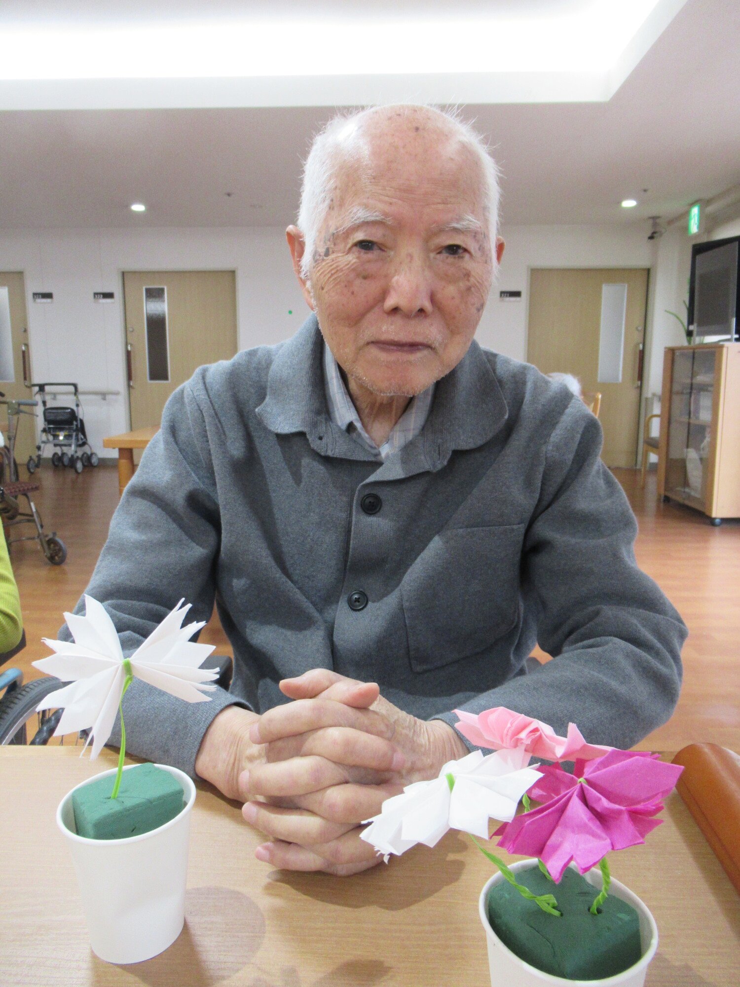 母の日にお花の工作-4　ニチイホーム柿生