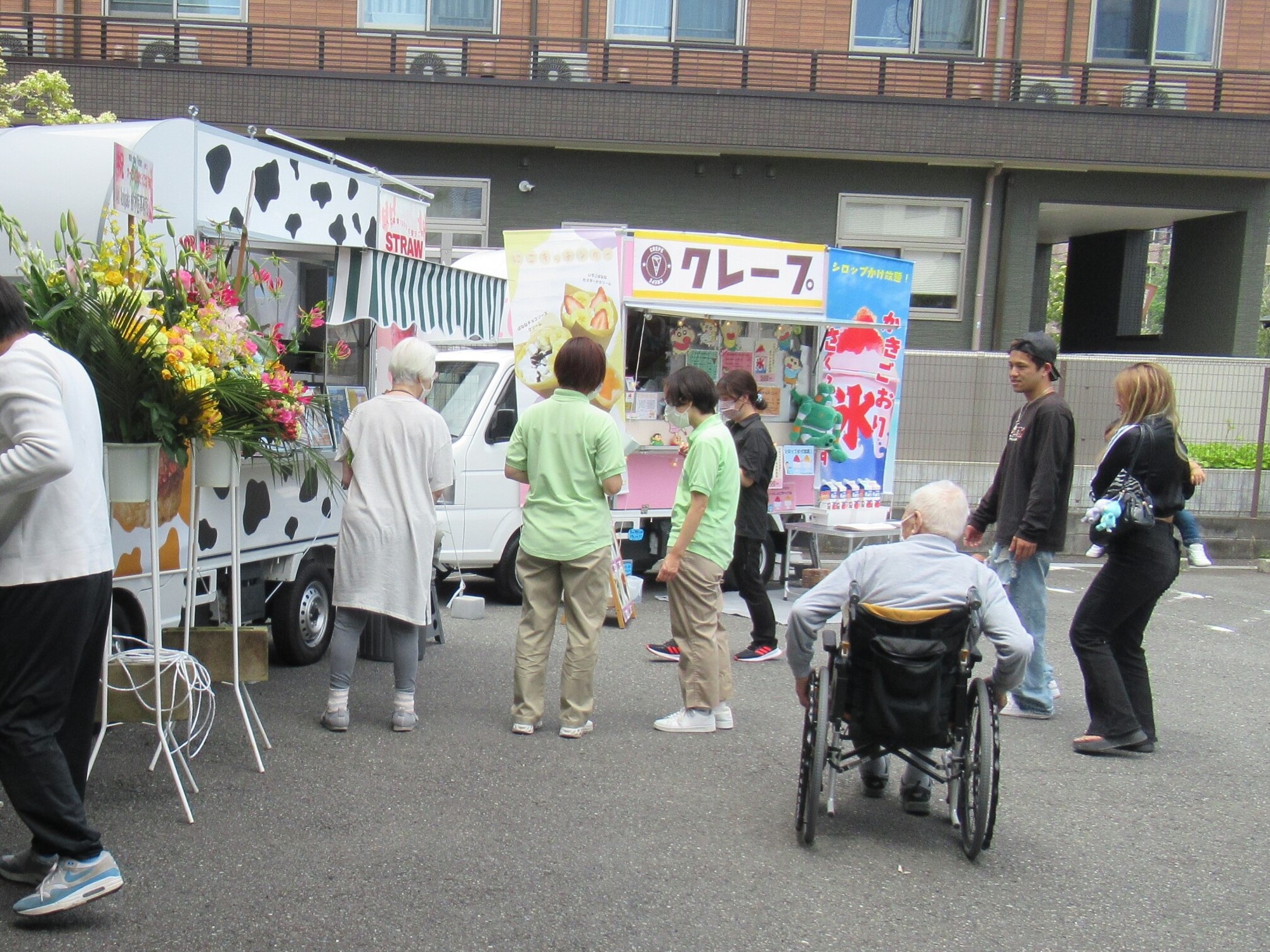 キッチンカーがやって来た-3　ニチイホーム柿生
