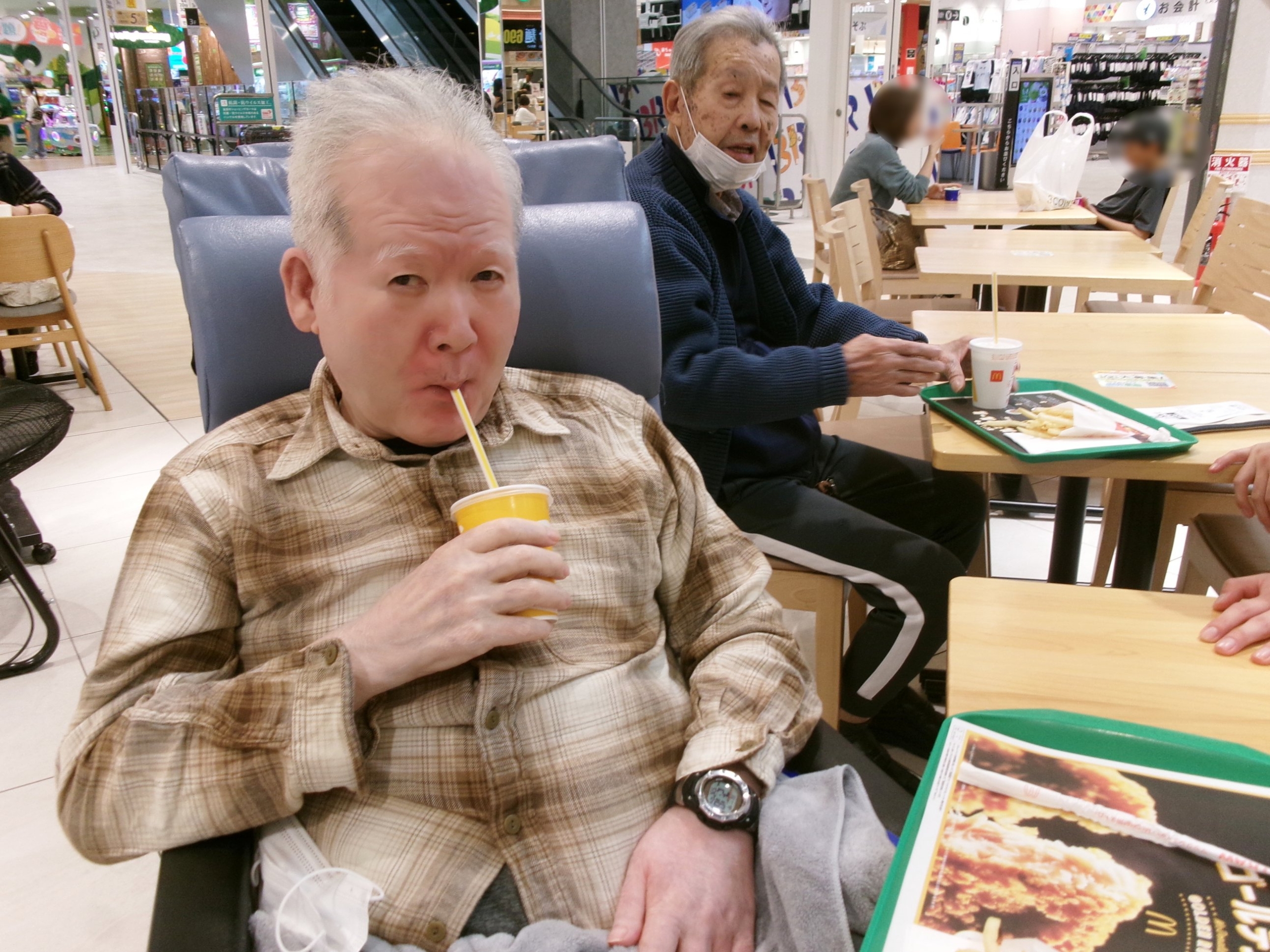 フードコートで外食-1　ニチイホーム上星川