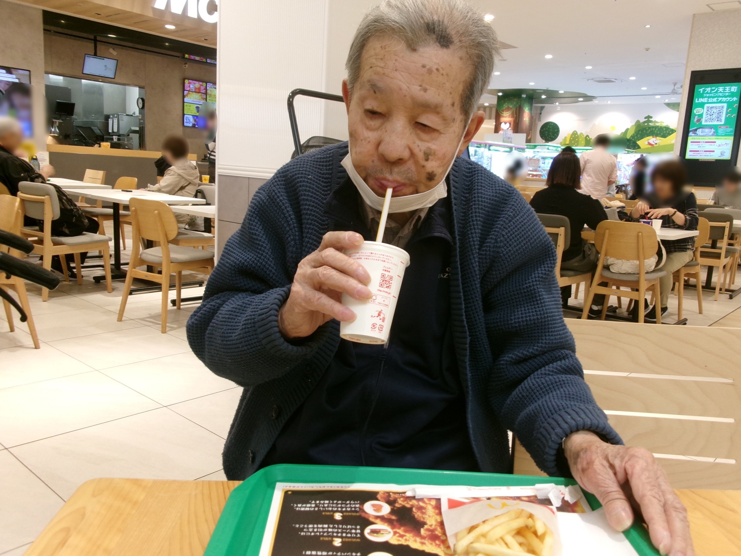 フードコートで外食-2　ニチイホーム上星川