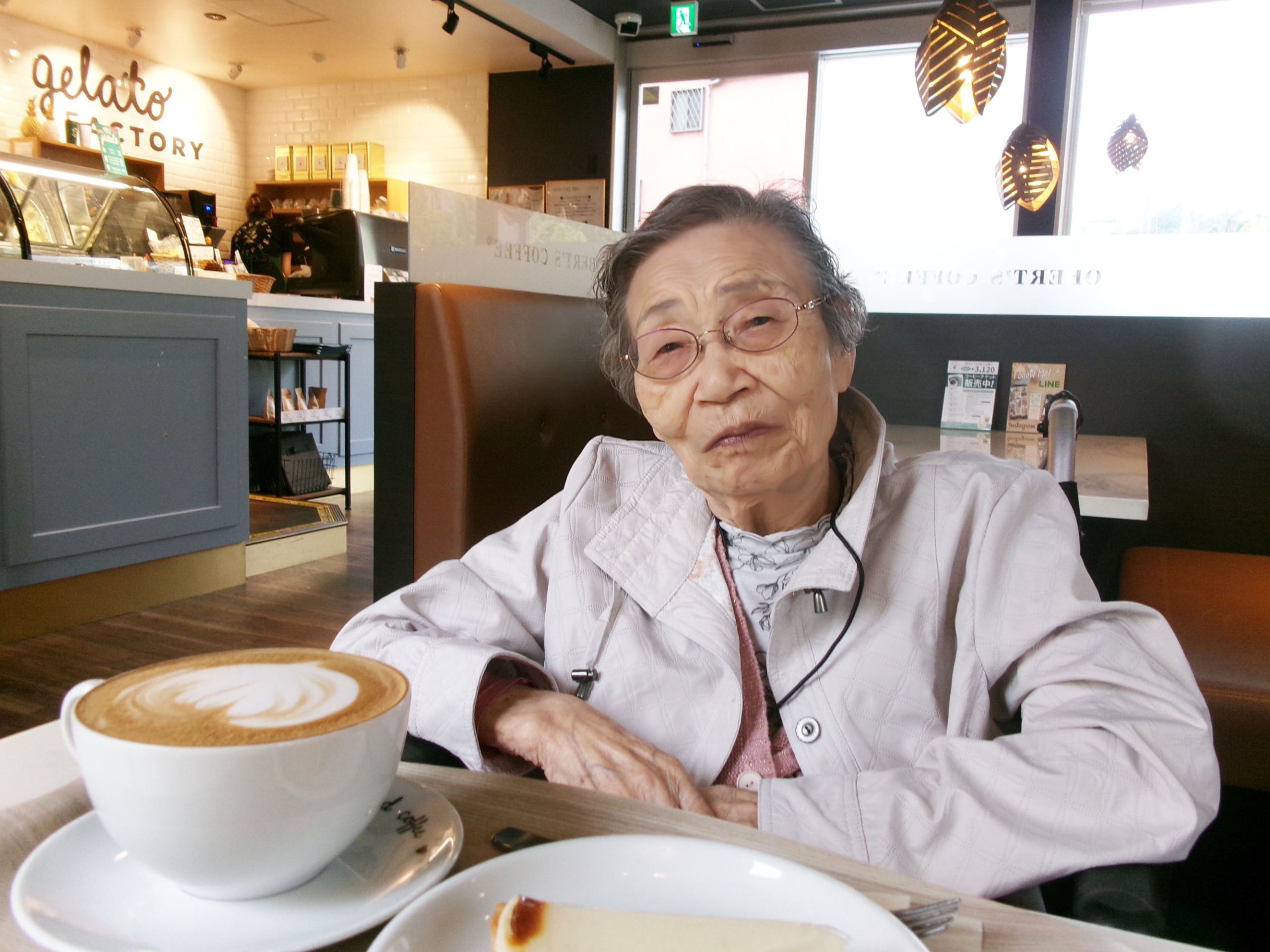 喫茶店でのひととき-2 　ニチイホーム上星川