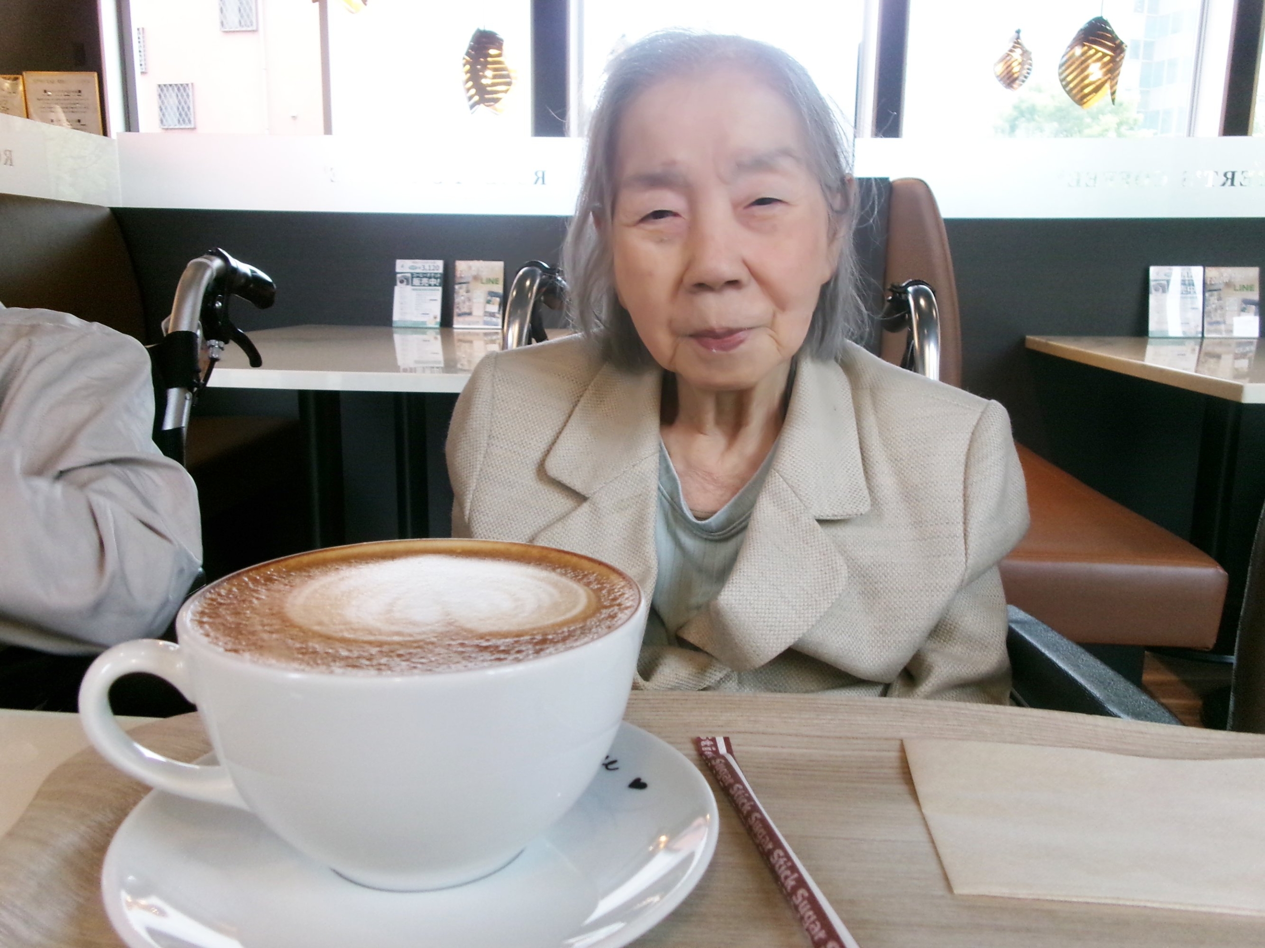 喫茶店でのひととき-3 　ニチイホーム上星川