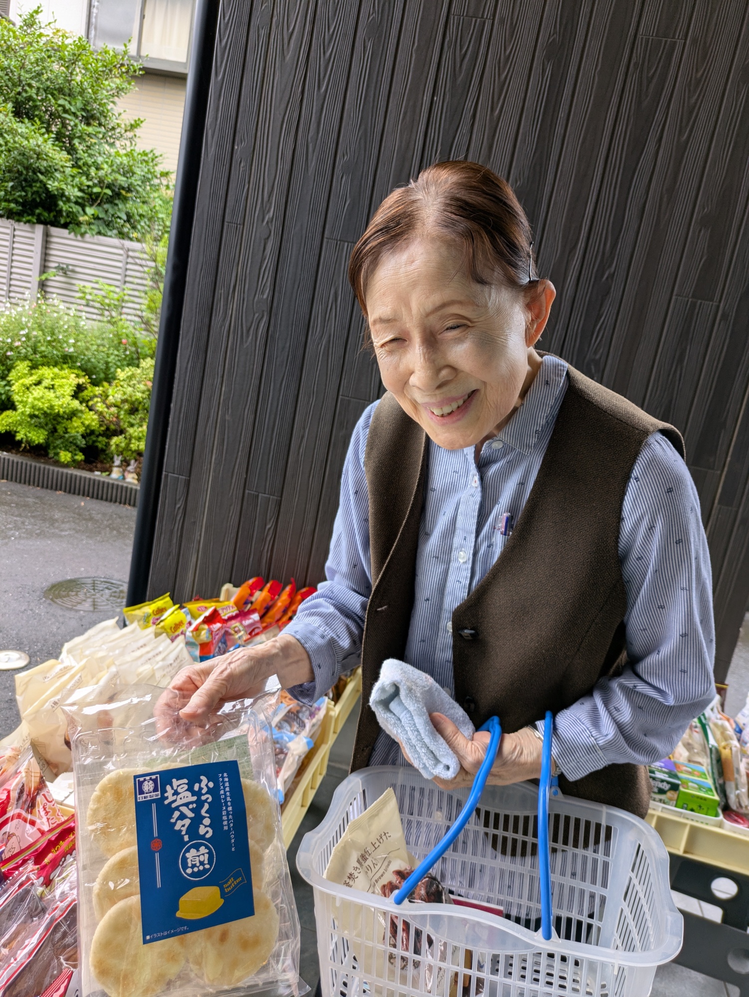移動販売のコンビニでお買い物-1　ニチイホーム北浦和